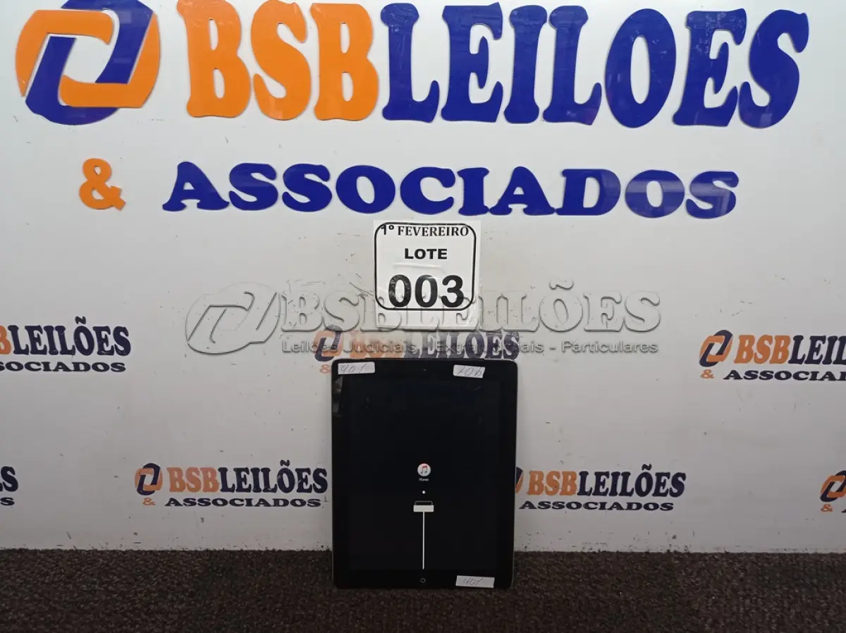 LOTE 003 - 01 IPAD 64GB SEM CARREGADOR. (NO ESTADO) ATENÇÃO! FAZER A VISITAÇÃO ANTES DE ARREMATAR, NÃO SABEMOS SE FUNCIONA. LEILÃO NÃO TEM GARANTIA E NEM DEVOLUÇÃO, SUJEITO A POSSÍVEIS AVARIAS VISÍVEIS/OCULTAS E/OU AUSÊNCIA DE COMPONENTES.