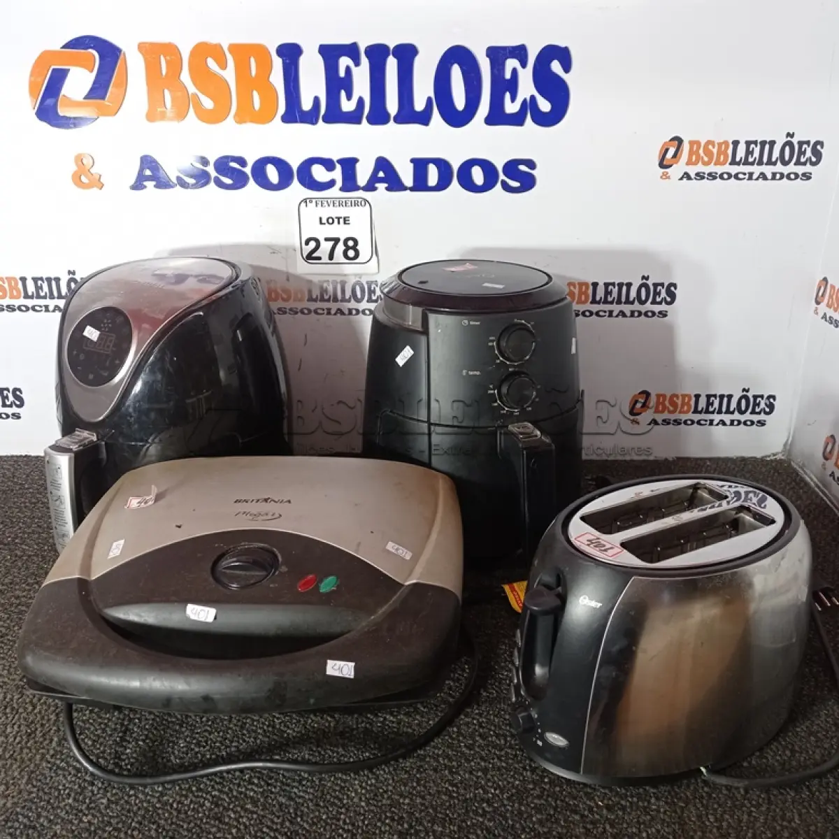 LOTE 278 - 02 AIR FRYER, 01 TORRADEIRA E 01 GRILL. (NO ESTADO) ATENÇÃO! FAZER A VISITAÇÃO ANTES DE ARREMATAR, NÃO SABEMOS SE FUNCIONA. LEILÃO NÃO TEM GARANTIA E NEM DEVOLUÇÃO, SUJEITO A POSSÍVEIS AVARIAS VISÍVEIS/OCULTAS E/OU AUSÊNCIA DE COMPONENTES.