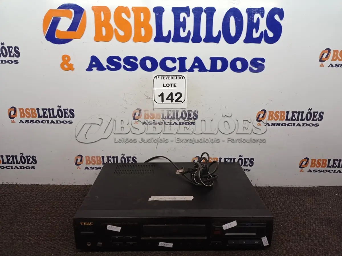 LOTE 142 - 01 APARELHO TOCA CD PLAYER CD-P1100 BIVOLT MARCA TEAC. (NO ESTADO) ATENÇÃO! FAZER A VISITAÇÃO ANTES DE ARREMATAR, NÃO SABEMOS SE FUNCIONA. LEILÃO NÃO TEM GARANTIA E NEM DEVOLUÇÃO, SUJEITO A POSSÍVEIS AVARIAS VISÍVEIS/OCULTAS E/OU AUSÊNCIA DE COMPONENTES.