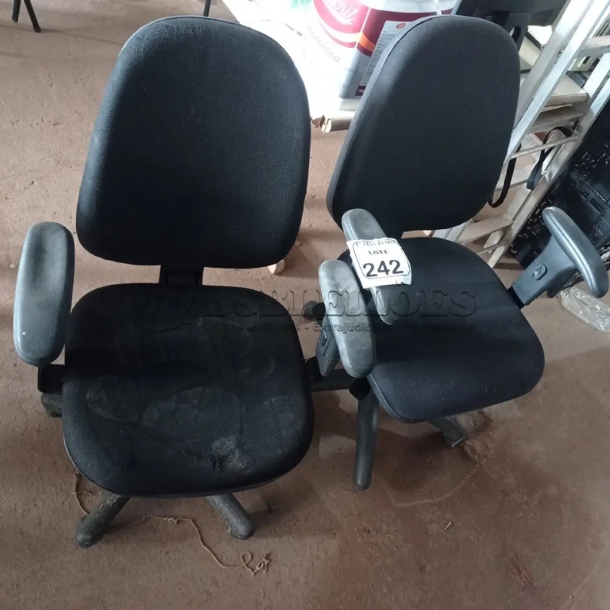 LOTE 242 - 02 CADEIRAS GIRATÓRIAS PARA ESCRITÓRIO. (NO ESTADO) ATENÇÃO! FAZER A VISITAÇÃO ANTES DE ARREMATAR, NÃO SABEMOS SE FUNCIONA. LEILÃO NÃO TEM GARANTIA E NEM DEVOLUÇÃO, SUJEITO A POSSÍVEIS AVARIAS VISÍVEIS/OCULTAS E/OU AUSÊNCIA DE COMPONENTES.