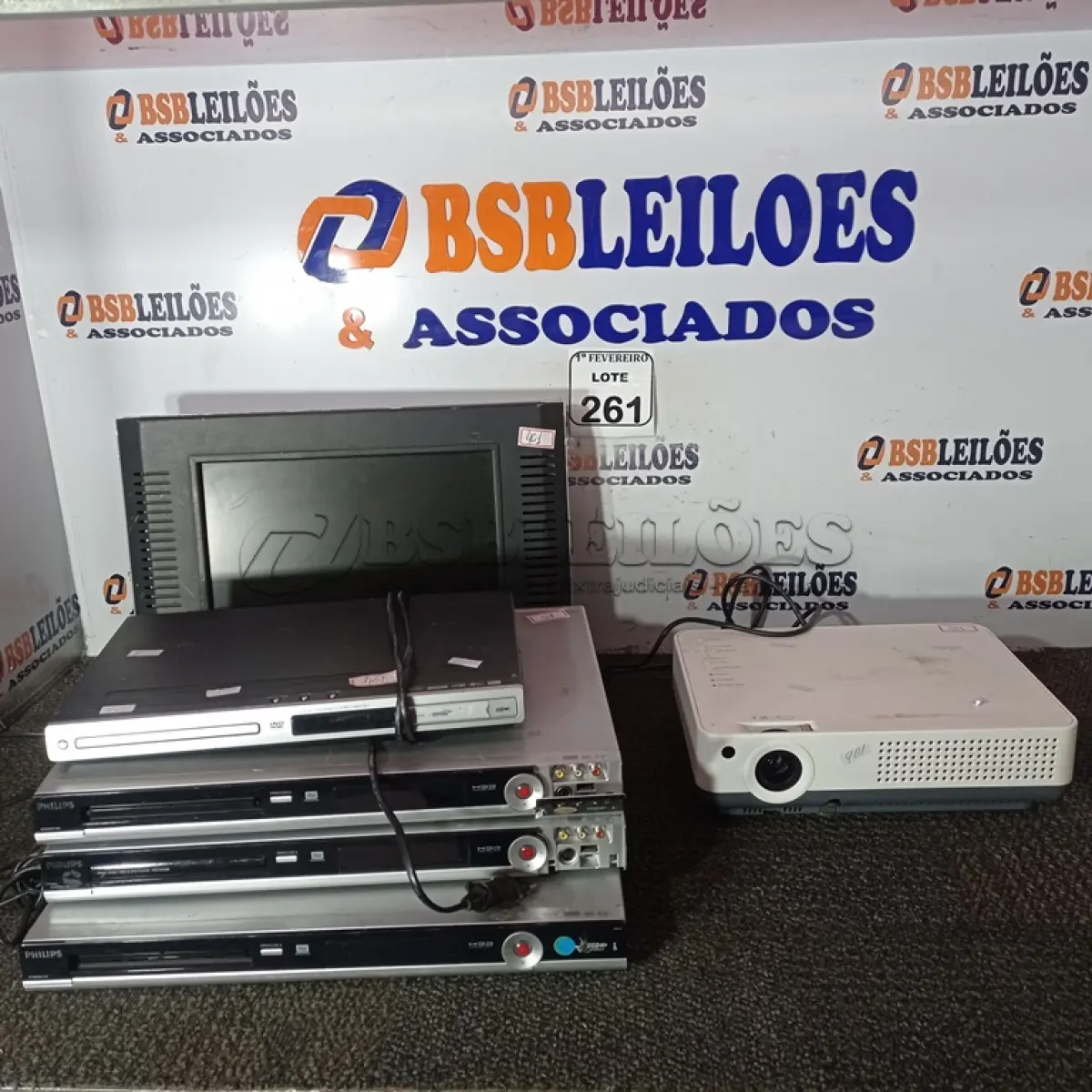 LOTE 261 - 04 APARELHOS DE DVD’S DIVERSOS ,01 MONITOR E 01 PROJETOR. (NO ESTADO) ATENÇÃO! FAZER A VISITAÇÃO ANTES DE ARREMATAR, NÃO SABEMOS SE FUNCIONA. LEILÃO NÃO TEM GARANTIA E NEM DEVOLUÇÃO, SUJEITO A POSSÍVEIS AVARIAS VISÍVEIS/OCULTAS E/OU AUSÊNCIA DE COMPONENTES.