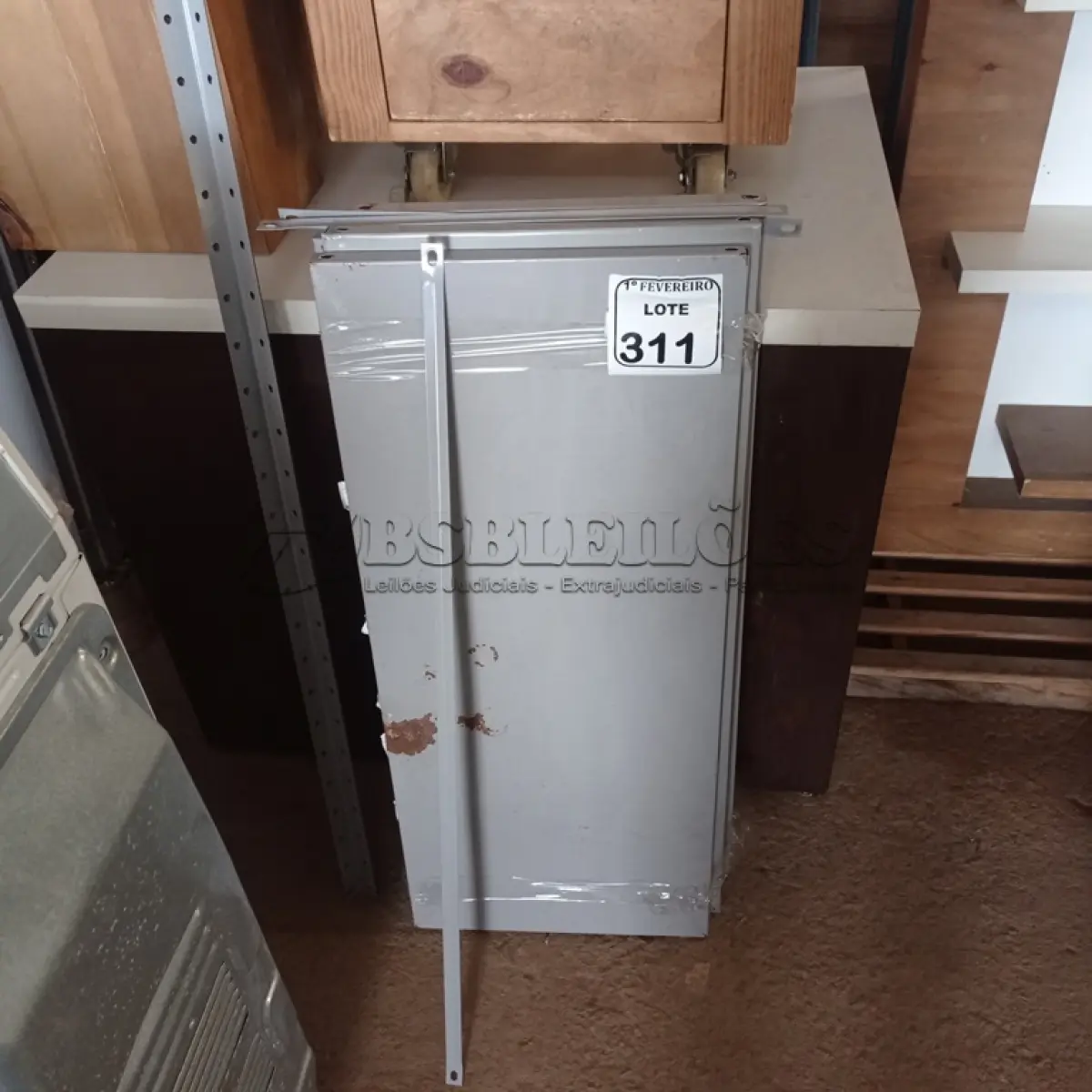 LOTE 311 - 01 ESTANTE DE AÇO COM 04 PRATELEIRAS (DESMONTADA). (NO ESTADO) ATENÇÃO! FAZER A VISITAÇÃO ANTES DE ARREMATAR, NÃO SABEMOS SE FUNCIONA. LEILÃO NÃO TEM GARANTIA E NEM DEVOLUÇÃO, SUJEITO A POSSÍVEIS AVARIAS VISÍVEIS/OCULTAS E/OU AUSÊNCIA DE COMPONENTES.