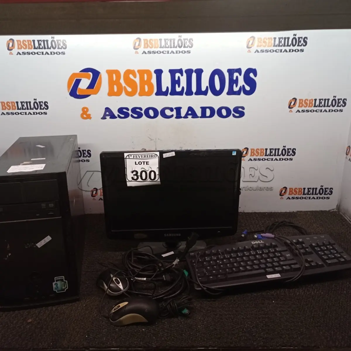 LOTE 300 - 01 COMPUTADOR COMPLETO COM 160GB DE HD, 4GB DE RAM E MONITOR DE 15 POLEGADAS. (ACOMPANHA MOUSE, TECLADOS E CABOS) (NO ESTADO) ATENÇÃO! FAZER A VISITAÇÃO ANTES DE ARREMATAR, NÃO SABEMOS SE FUNCIONA. LEILÃO NÃO TEM GARANTIA E NEM DEVOLUÇÃO, SUJEITO A POSSÍVEIS AVARIAS VISÍVEIS/OCULTAS E/OU AUSÊNCIA DE COMPONENTES.