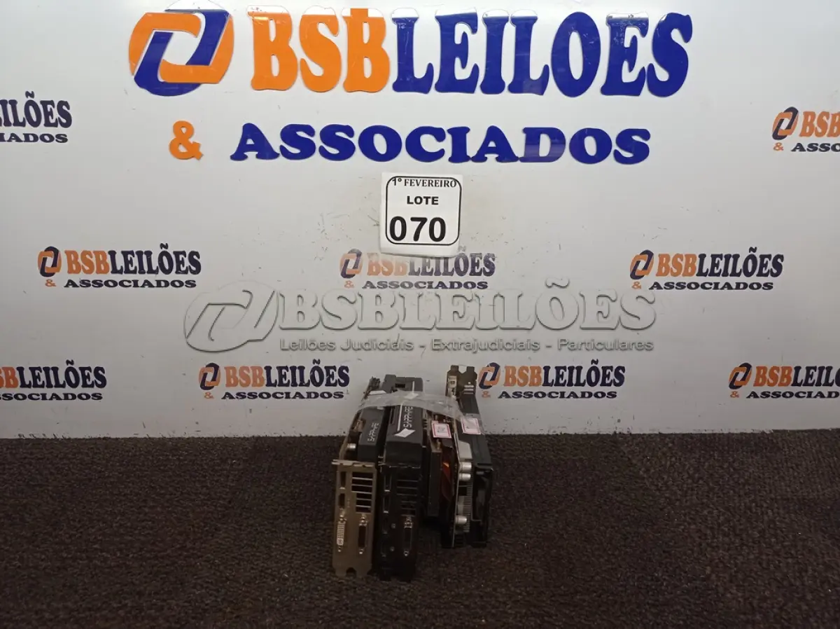 LOTE 070 - 03 PLACAS DE VÍDEO. (NO ESTADO) ATENÇÃO! FAZER A VISITAÇÃO ANTES DE ARREMATAR, NÃO SABEMOS SE FUNCIONA. LEILÃO NÃO TEM GARANTIA E NEM DEVOLUÇÃO, SUJEITO A POSSÍVEIS AVARIAS VISÍVEIS/OCULTAS E/OU AUSÊNCIA DE COMPONENTES.