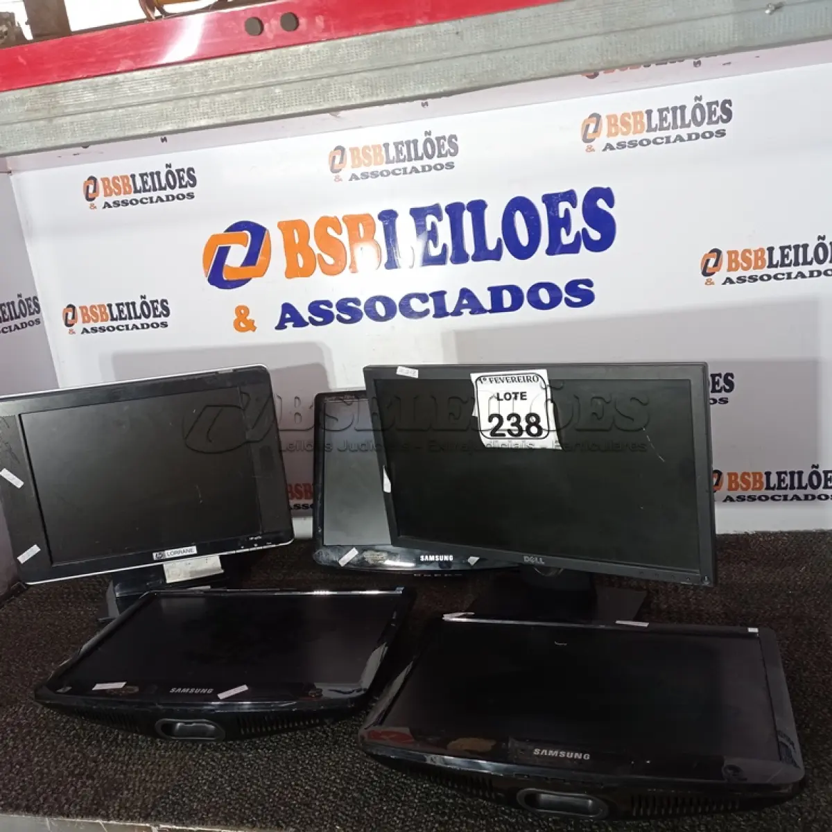 LOTE 238 - 05 MONITORES DIVERSOS PARA RETIRADAS DE PEÇAS.  (NO ESTADO) ATENÇÃO! FAZER A VISITAÇÃO ANTES DE ARREMATAR, NÃO SABEMOS SE FUNCIONA. LEILÃO NÃO TEM GARANTIA E NEM DEVOLUÇÃO, SUJEITO A POSSÍVEIS AVARIAS VISÍVEIS/OCULTAS E/OU AUSÊNCIA DE COMPONENTES.