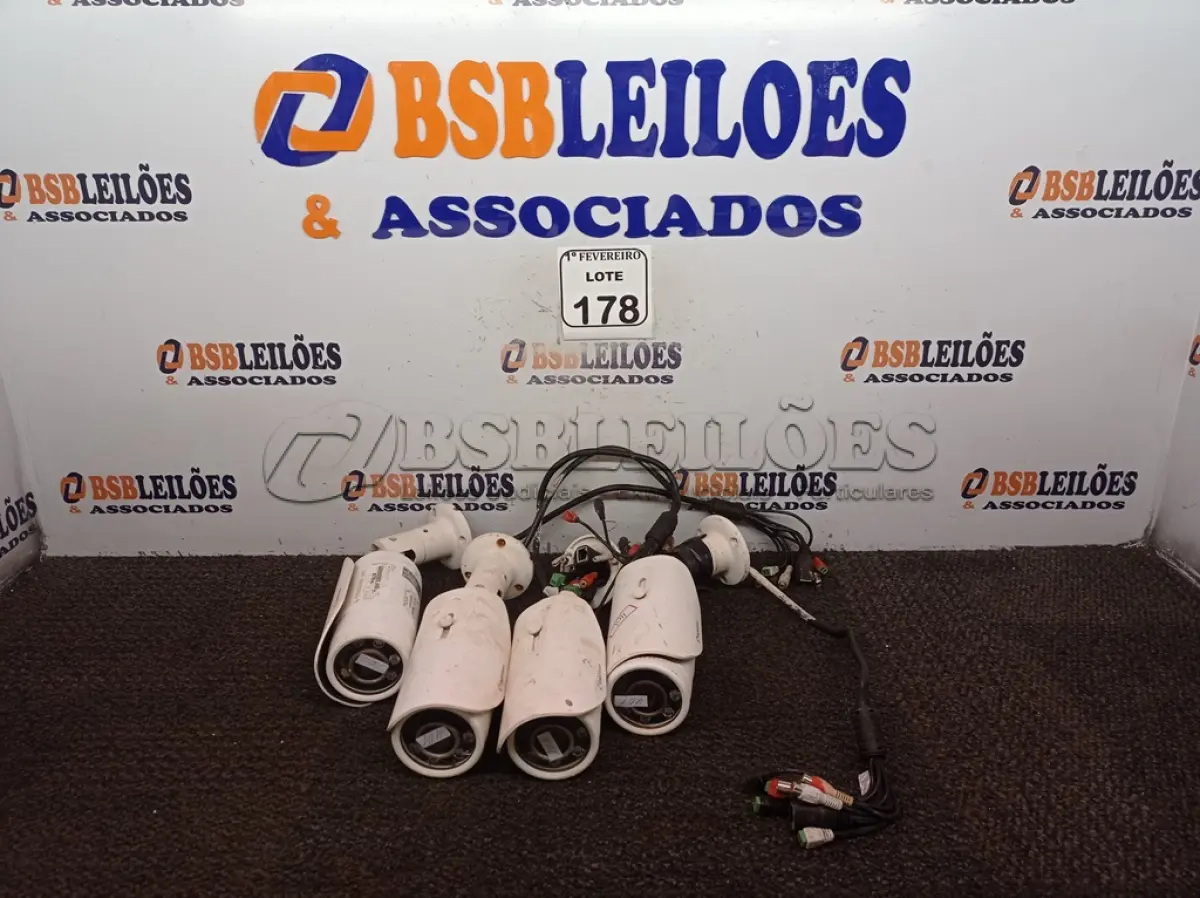 LOTE 178 - 04 CÂMERAS DE VÍDEO. (NO ESTADO) ATENÇÃO! FAZER A VISITAÇÃO ANTES DE ARREMATAR, NÃO SABEMOS SE FUNCIONA. LEILÃO NÃO TEM GARANTIA E NEM DEVOLUÇÃO, SUJEITO A POSSÍVEIS AVARIAS VISÍVEIS/OCULTAS E/OU AUSÊNCIA DE COMPONENTES.