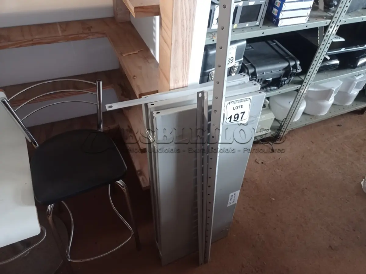 LOTE 197 - 01 ESTANTE DE AÇO DESMONTADA COM 05 PRATELEIRAS. (NOVO) (NO ESTADO) ATENÇÃO! FAZER A VISITAÇÃO ANTES DE ARREMATAR, NÃO SABEMOS SE FUNCIONA. LEILÃO NÃO TEM GARANTIA E NEM DEVOLUÇÃO, SUJEITO A POSSÍVEIS AVARIAS VISÍVEIS/OCULTAS E/OU AUSÊNCIA DE COMPONENTES.