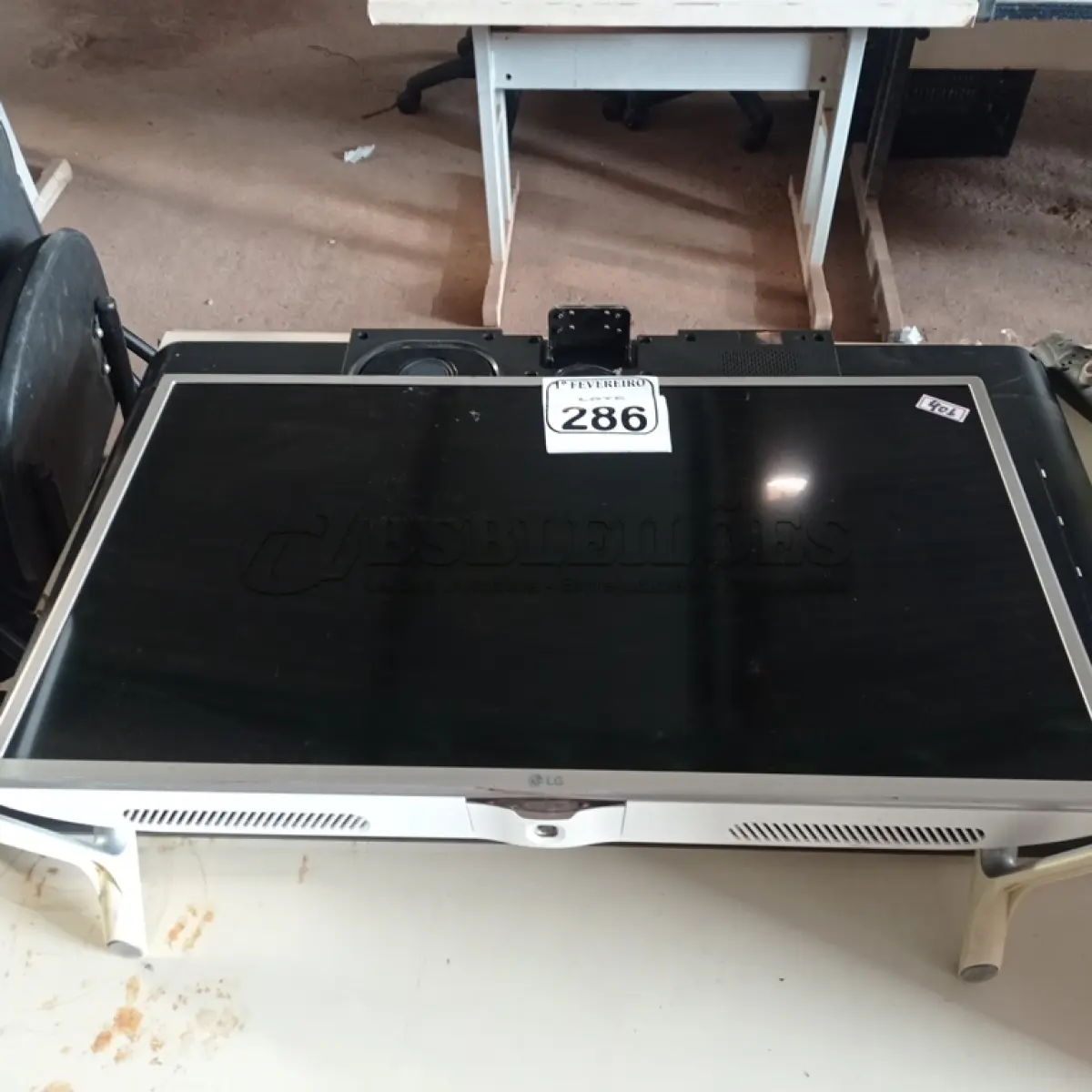 LOTE 286 - 02 TV’S PARA RETIRADA DE PEÇAS. (NO ESTADO) ATENÇÃO! FAZER A VISITAÇÃO ANTES DE ARREMATAR, NÃO SABEMOS SE FUNCIONA. LEILÃO NÃO TEM GARANTIA E NEM DEVOLUÇÃO, SUJEITO A POSSÍVEIS AVARIAS VISÍVEIS/OCULTAS E/OU AUSÊNCIA DE COMPONENTES.