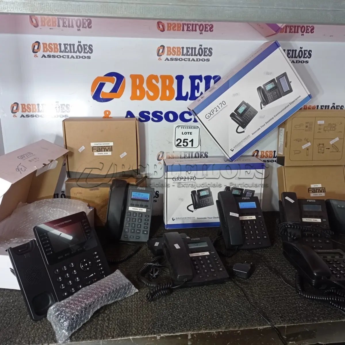 LOTE 251 - 01 LOTE COM TELEFONES DE RAMAL. (NO ESTADO) ATENÇÃO! FAZER A VISITAÇÃO ANTES DE ARREMATAR, NÃO SABEMOS SE FUNCIONA. LEILÃO NÃO TEM GARANTIA E NEM DEVOLUÇÃO, SUJEITO A POSSÍVEIS AVARIAS VISÍVEIS/OCULTAS E/OU AUSÊNCIA DE COMPONENTES.