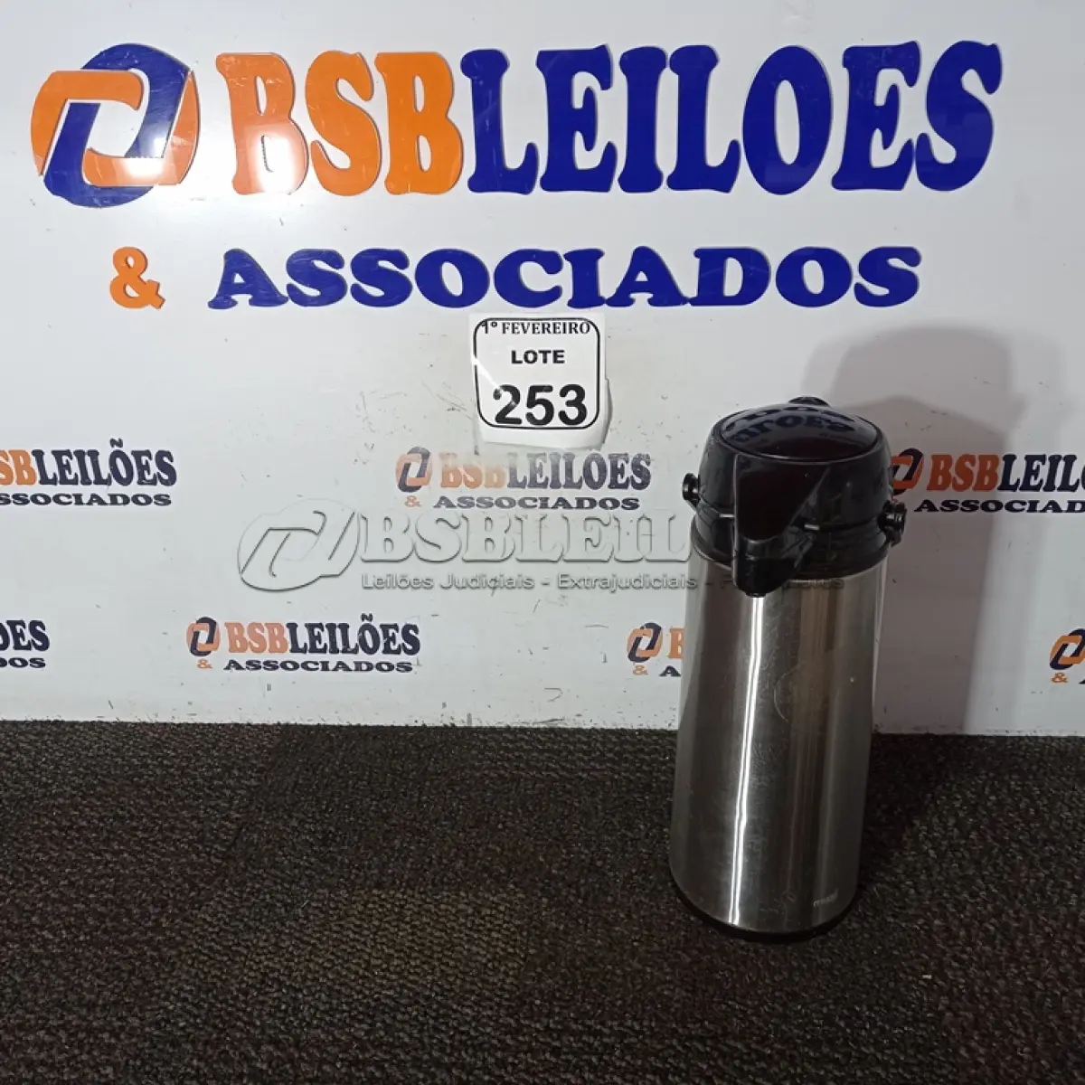 LOTE 253 - 01 GARRAFA TÉRMICA. (NO ESTADO) ATENÇÃO! FAZER A VISITAÇÃO ANTES DE ARREMATAR, NÃO SABEMOS SE FUNCIONA. LEILÃO NÃO TEM GARANTIA E NEM DEVOLUÇÃO, SUJEITO A POSSÍVEIS AVARIAS VISÍVEIS/OCULTAS E/OU AUSÊNCIA DE COMPONENTES.