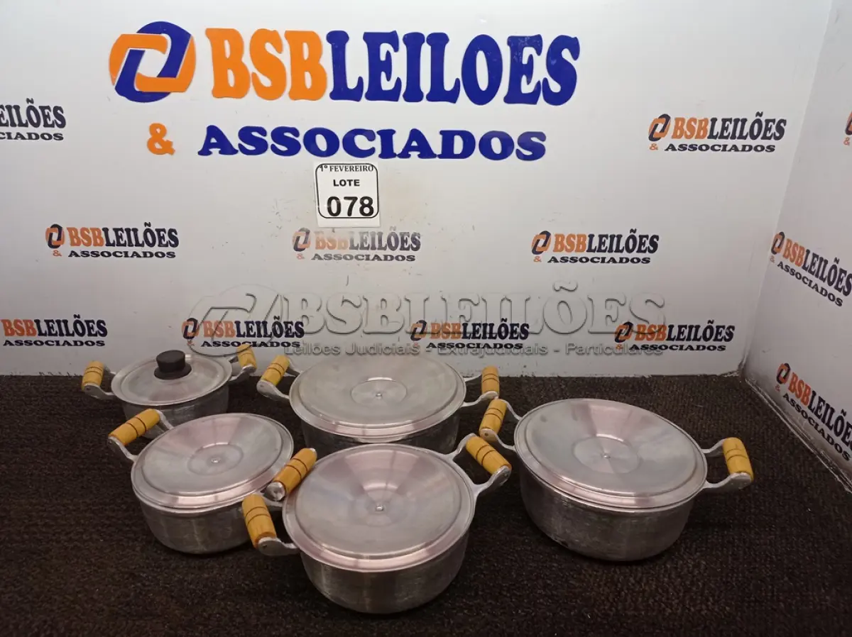 LOTE 078 - O1 CONJUNTO DE PANELAS EM ALUMÍNIO. (NOVO) (NO ESTADO) ATENÇÃO! FAZER A VISITAÇÃO ANTES DE ARREMATAR, NÃO SABEMOS SE FUNCIONA. LEILÃO NÃO TEM GARANTIA E NEM DEVOLUÇÃO, SUJEITO A POSSÍVEIS AVARIAS VISÍVEIS/OCULTAS E/OU AUSÊNCIA DE COMPONENTES.
