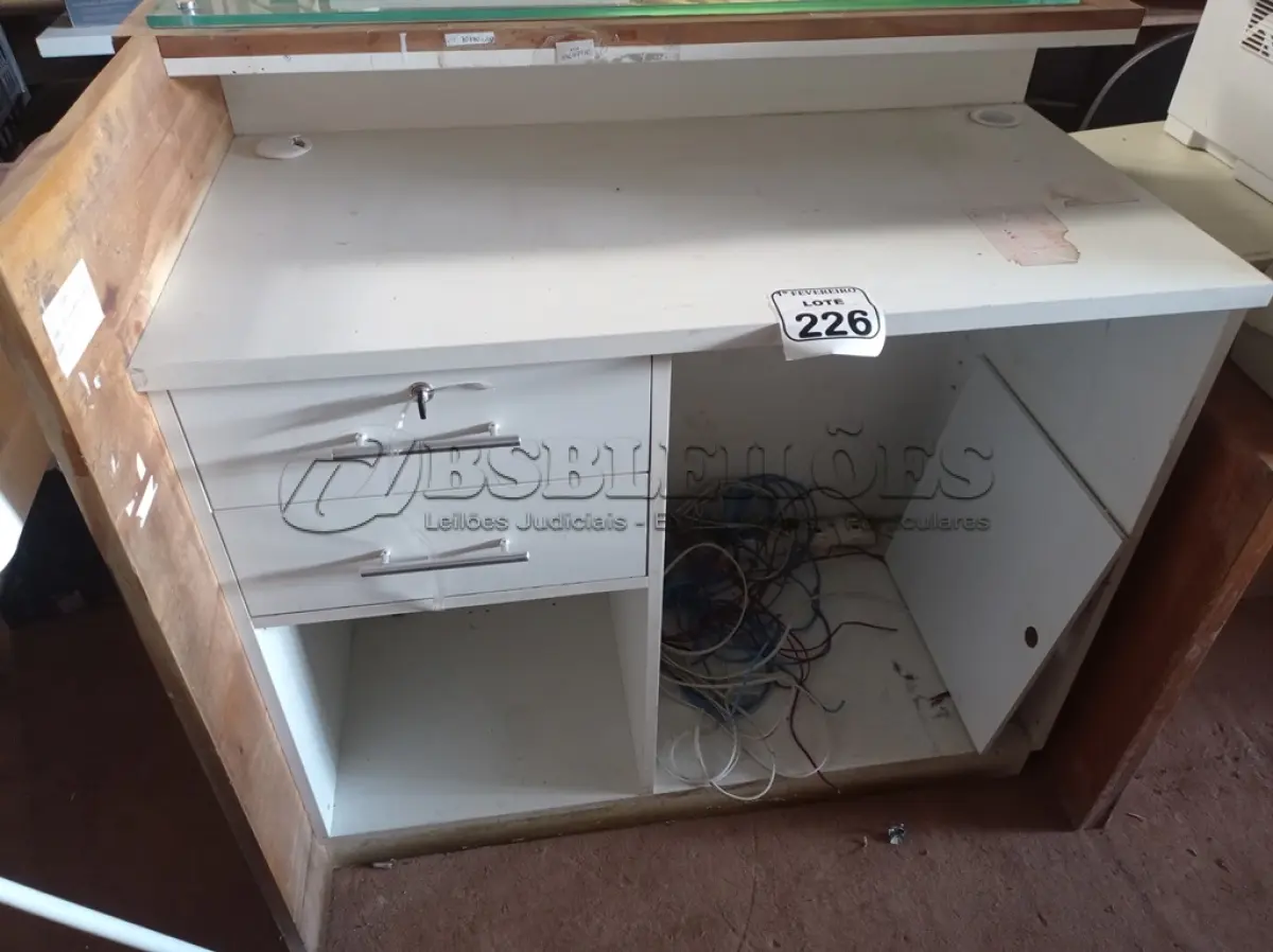 LOTE 226 - 01 BALCÃO CAIXA EM MADEIRA. (NO ESTADO) ATENÇÃO! FAZER A VISITAÇÃO ANTES DE ARREMATAR, NÃO SABEMOS SE FUNCIONA. LEILÃO NÃO TEM GARANTIA E NEM DEVOLUÇÃO, SUJEITO A POSSÍVEIS AVARIAS VISÍVEIS/OCULTAS E/OU AUSÊNCIA DE COMPONENTES.