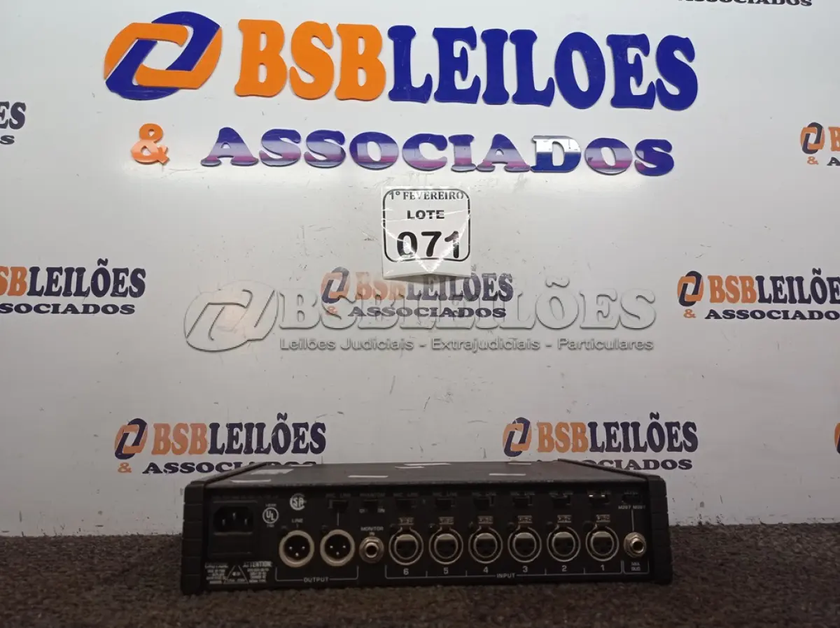 LOTE 071 - 01 SISTEMA DE MICROFONE AUTOMÁTICO SHURE, MODELO M367. (NO ESTADO) ATENÇÃO! FAZER A VISITAÇÃO ANTES DE ARREMATAR, NÃO SABEMOS SE FUNCIONA. LEILÃO NÃO TEM GARANTIA E NEM DEVOLUÇÃO, SUJEITO A POSSÍVEIS AVARIAS VISÍVEIS/OCULTAS E/OU AUSÊNCIA DE COMPONENTES.