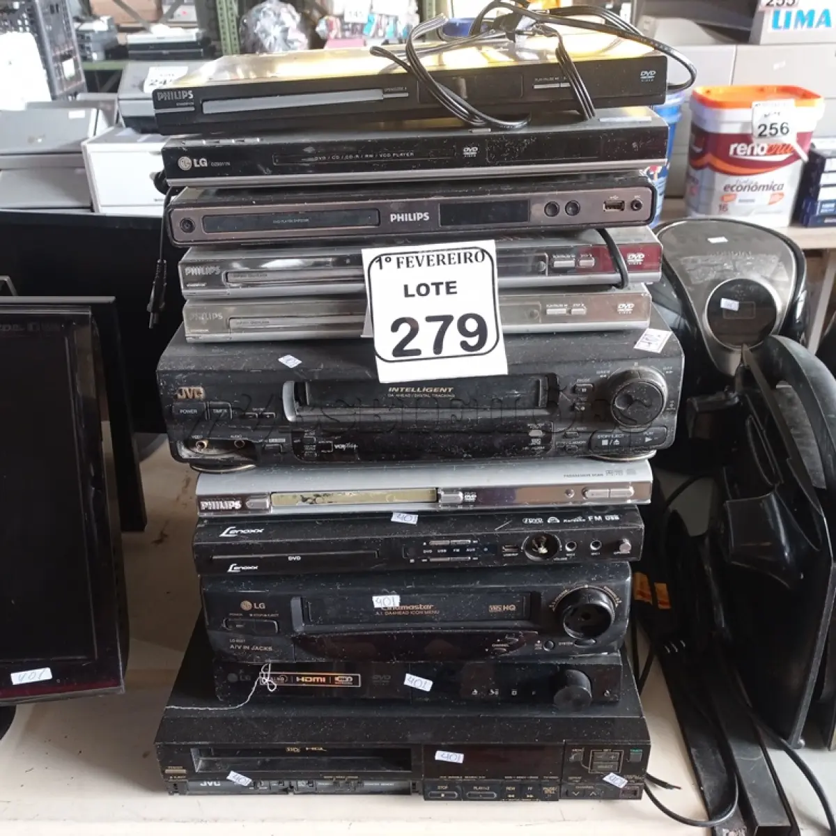 LOTE 279 - 01 LOTE COM DVD’S E VHS DIVERSOS. (NO ESTADO) ATENÇÃO! FAZER A VISITAÇÃO ANTES DE ARREMATAR, NÃO SABEMOS SE FUNCIONA. LEILÃO NÃO TEM GARANTIA E NEM DEVOLUÇÃO, SUJEITO A POSSÍVEIS AVARIAS VISÍVEIS/OCULTAS E/OU AUSÊNCIA DE COMPONENTES.