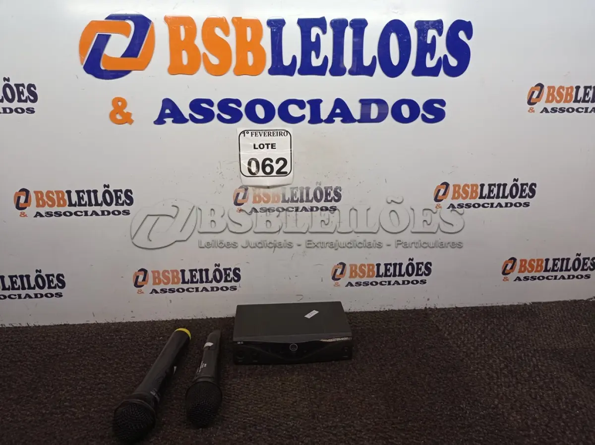 LOTE 062 - 01BASE COM 02 MICROFONES SEM FIO.  (NO ESTADO) ATENÇÃO! FAZER A VISITAÇÃO ANTES DE ARREMATAR, NÃO SABEMOS SE FUNCIONA. LEILÃO NÃO TEM GARANTIA E NEM DEVOLUÇÃO, SUJEITO A POSSÍVEIS AVARIAS VISÍVEIS/OCULTAS E/OU AUSÊNCIA DE COMPONENTES.
