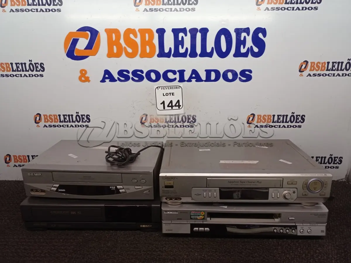 LOTE 144 - 04 APARELHOS DE VÍDEO TAPE MARCAS E MODELOS DIVERSOS. (NO ESTADO) ATENÇÃO! FAZER A VISITAÇÃO ANTES DE ARREMATAR, NÃO SABEMOS SE FUNCIONA. LEILÃO NÃO TEM GARANTIA E NEM DEVOLUÇÃO, SUJEITO A POSSÍVEIS AVARIAS VISÍVEIS/OCULTAS E/OU AUSÊNCIA DE COMPONENTES.