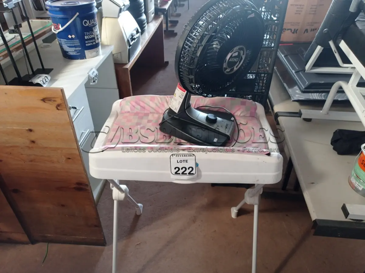 LOTE 222 - 01 TROCADOR PARA BEBÊ E 01 VENTILADOR. (NO ESTADO) ATENÇÃO! FAZER A VISITAÇÃO ANTES DE ARREMATAR, NÃO SABEMOS SE FUNCIONA. LEILÃO NÃO TEM GARANTIA E NEM DEVOLUÇÃO, SUJEITO A POSSÍVEIS AVARIAS VISÍVEIS/OCULTAS E/OU AUSÊNCIA DE COMPONENTES.