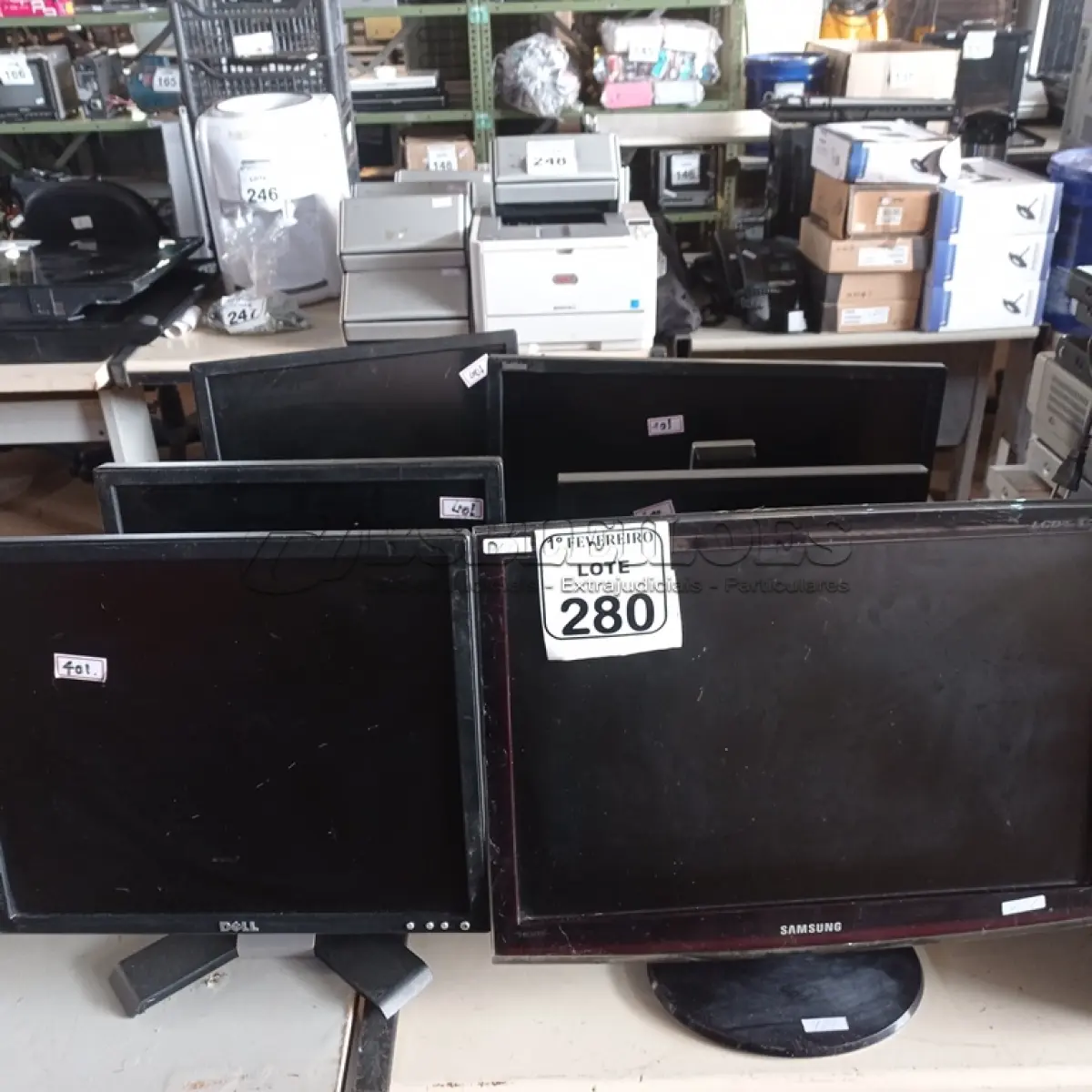 LOTE 280 - 07 MONITORES DIVERSOS. (NO ESTADO) ATENÇÃO! FAZER A VISITAÇÃO ANTES DE ARREMATAR, NÃO SABEMOS SE FUNCIONA. LEILÃO NÃO TEM GARANTIA E NEM DEVOLUÇÃO, SUJEITO A POSSÍVEIS AVARIAS VISÍVEIS/OCULTAS E/OU AUSÊNCIA DE COMPONENTES.
