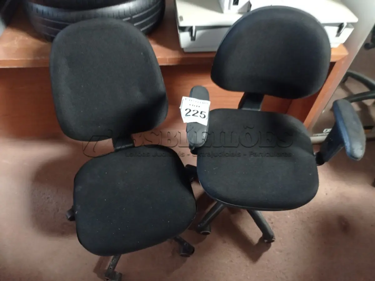 LOTE 225 - 02 CADEIRAS GIRATÓRIAS PARA ESCRITÓRIO. (NO ESTADO) ATENÇÃO! FAZER A VISITAÇÃO ANTES DE ARREMATAR, NÃO SABEMOS SE FUNCIONA. LEILÃO NÃO TEM GARANTIA E NEM DEVOLUÇÃO, SUJEITO A POSSÍVEIS AVARIAS VISÍVEIS/OCULTAS E/OU AUSÊNCIA DE COMPONENTES.
