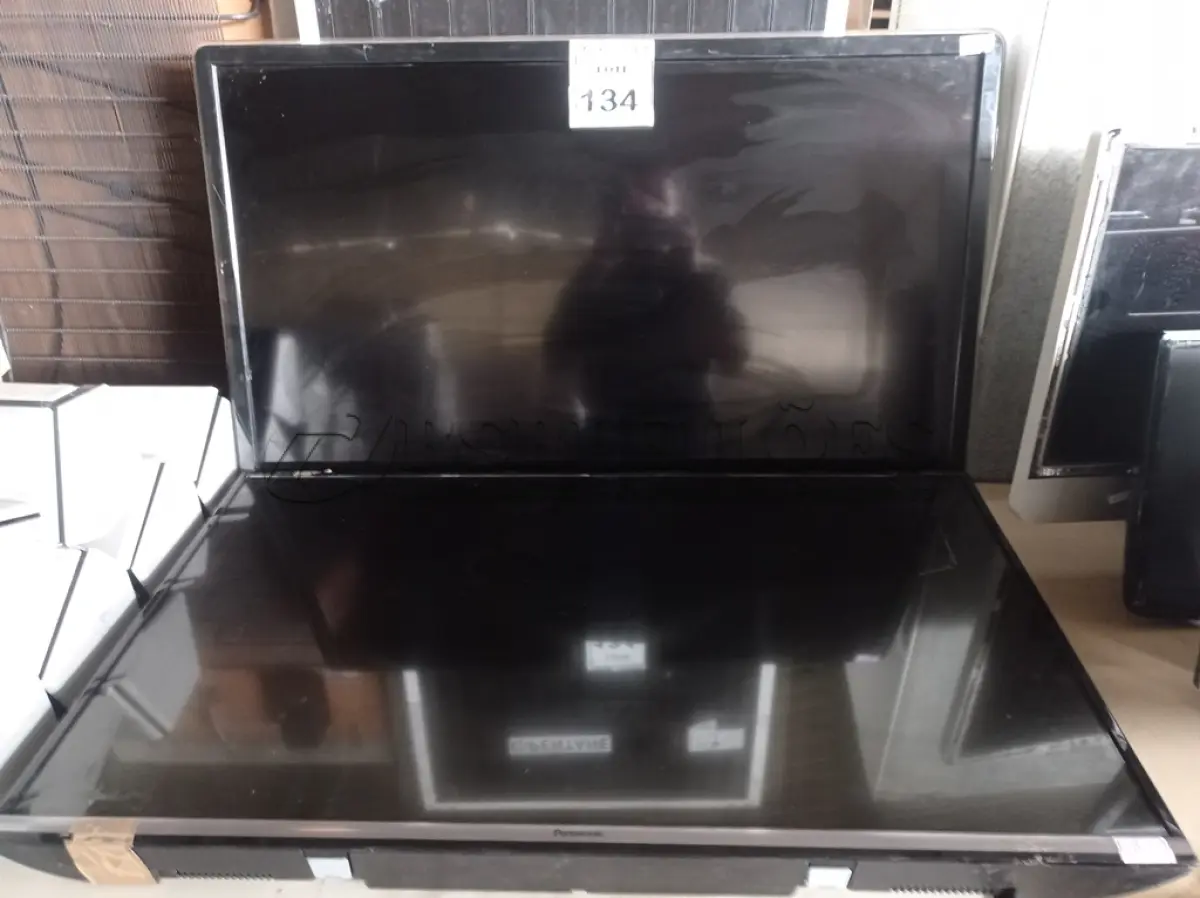 LOTE 134 - 02 TV’S PARA RETIRADA DE PEÇAS SENDO 01 PHILIPS DE 50’’ E 01 PANASONIC DE 42’’.(NO ESTADO) ATENÇÃO! FAZER A VISITAÇÃO ANTES DE ARREMATAR, NÃO SABEMOS SE FUNCIONA. LEILÃO NÃO TEM GARANTIA E NEM DEVOLUÇÃO, SUJEITO A POSSÍVEIS AVARIAS VISÍVEIS/OCULTAS E/OU AUSÊNCIA DE COMPONENTES.