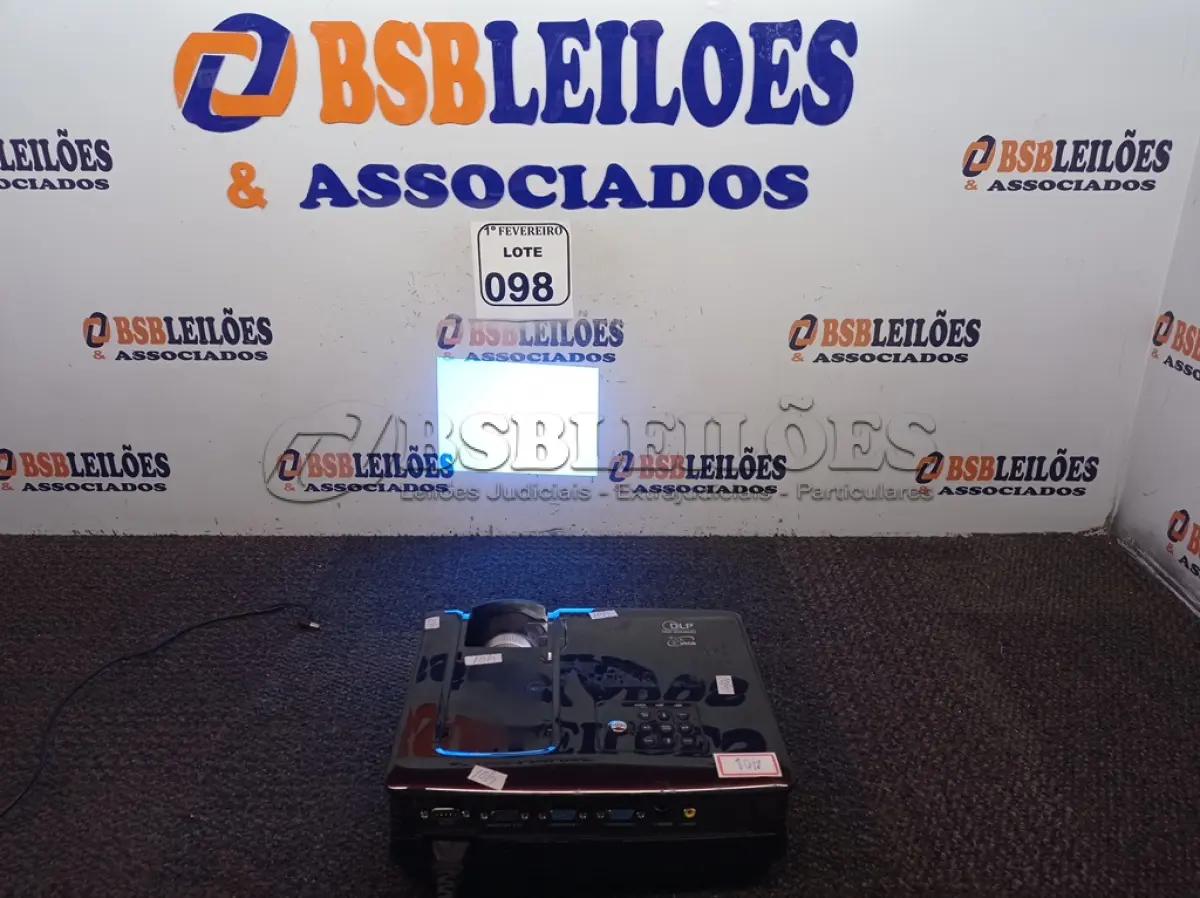 LOTE 098 - 01 PROJETOR MS510+QISDA MARCA BENQ. (NO ESTADO) ATENÇÃO! FAZER A VISITAÇÃO ANTES DE ARREMATAR, NÃO SABEMOS SE FUNCIONA. LEILÃO NÃO TEM GARANTIA E NEM DEVOLUÇÃO, SUJEITO A POSSÍVEIS AVARIAS VISÍVEIS/OCULTAS E/OU AUSÊNCIA DE COMPONENTES.