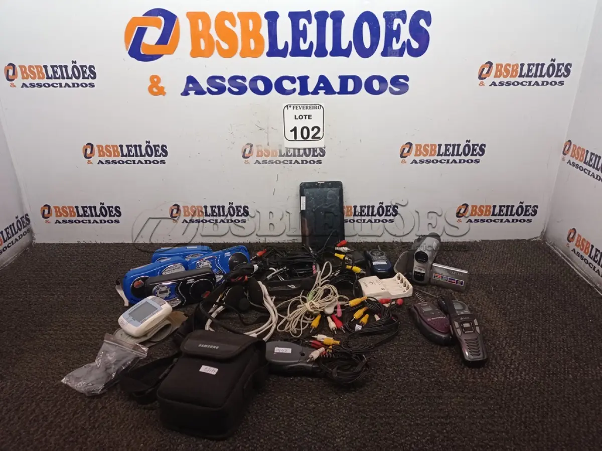 LOTE 102 - 01 FILMADORA, 04 RADINHOS DE PILHA, 01 MEDIDOR DE PRESSÃO E DIVERSOS. (NO ESTADO) ATENÇÃO! FAZER A VISITAÇÃO ANTES DE ARREMATAR, NÃO SABEMOS SE FUNCIONA. LEILÃO NÃO TEM GARANTIA E NEM DEVOLUÇÃO, SUJEITO A POSSÍVEIS AVARIAS VISÍVEIS/OCULTAS E/OU AUSÊNCIA DE COMPONENTES.