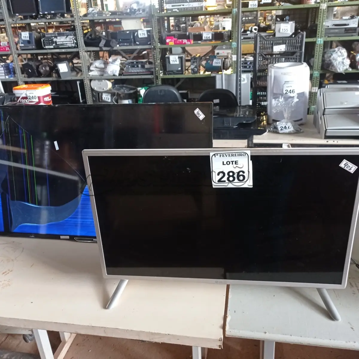 LOTE 286 - 02 TV’S PARA RETIRADA DE PEÇAS. (NO ESTADO) ATENÇÃO! FAZER A VISITAÇÃO ANTES DE ARREMATAR, NÃO SABEMOS SE FUNCIONA. LEILÃO NÃO TEM GARANTIA E NEM DEVOLUÇÃO, SUJEITO A POSSÍVEIS AVARIAS VISÍVEIS/OCULTAS E/OU AUSÊNCIA DE COMPONENTES.