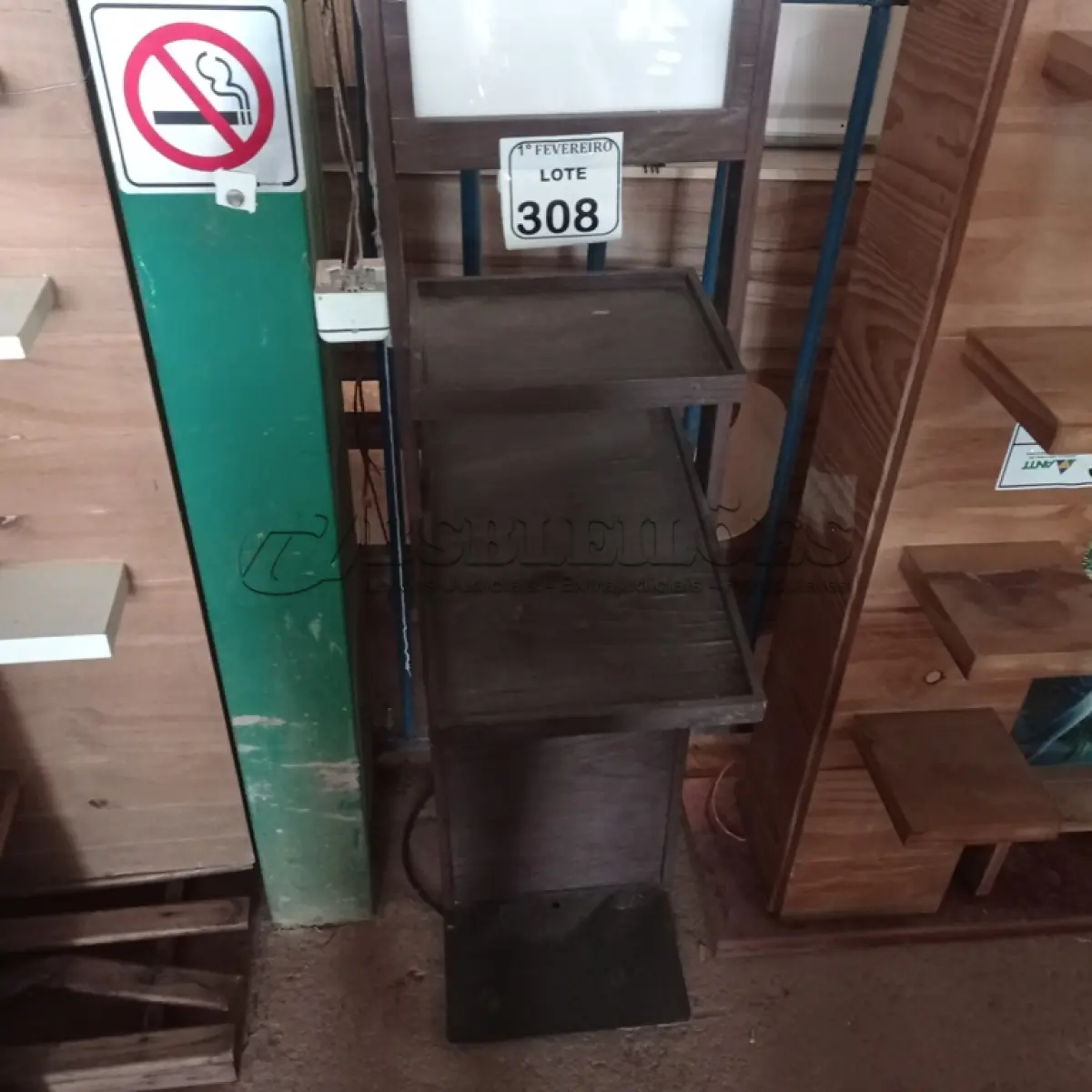 LOTE 308 - 01 EXPOSITOR EM MADEIRA. (NO ESTADO) ATENÇÃO! FAZER A VISITAÇÃO ANTES DE ARREMATAR, NÃO SABEMOS SE FUNCIONA. LEILÃO NÃO TEM GARANTIA E NEM DEVOLUÇÃO, SUJEITO A POSSÍVEIS AVARIAS VISÍVEIS/OCULTAS E/OU AUSÊNCIA DE COMPONENTES.