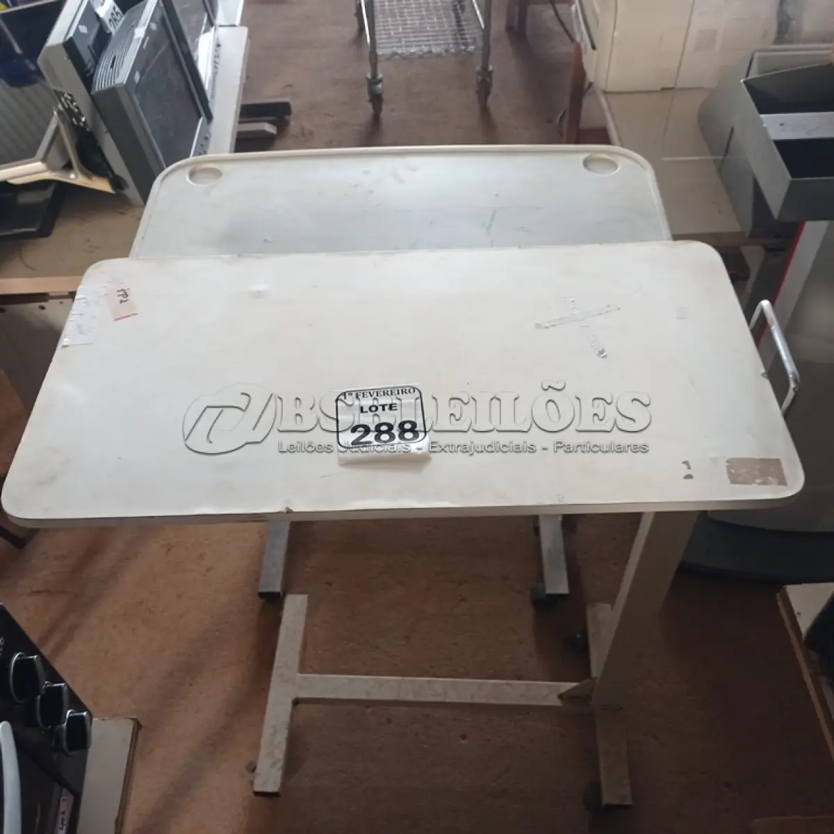 LOTE 288 - 01 MESAS COM RODINHAS E REGULADOR DE ALTURA. (NO ESTADO) ATENÇÃO! FAZER A VISITAÇÃO ANTES DE ARREMATAR, NÃO SABEMOS SE FUNCIONA. LEILÃO NÃO TEM GARANTIA E NEM DEVOLUÇÃO, SUJEITO A POSSÍVEIS AVARIAS VISÍVEIS/OCULTAS E/OU AUSÊNCIA DE COMPONENTES.