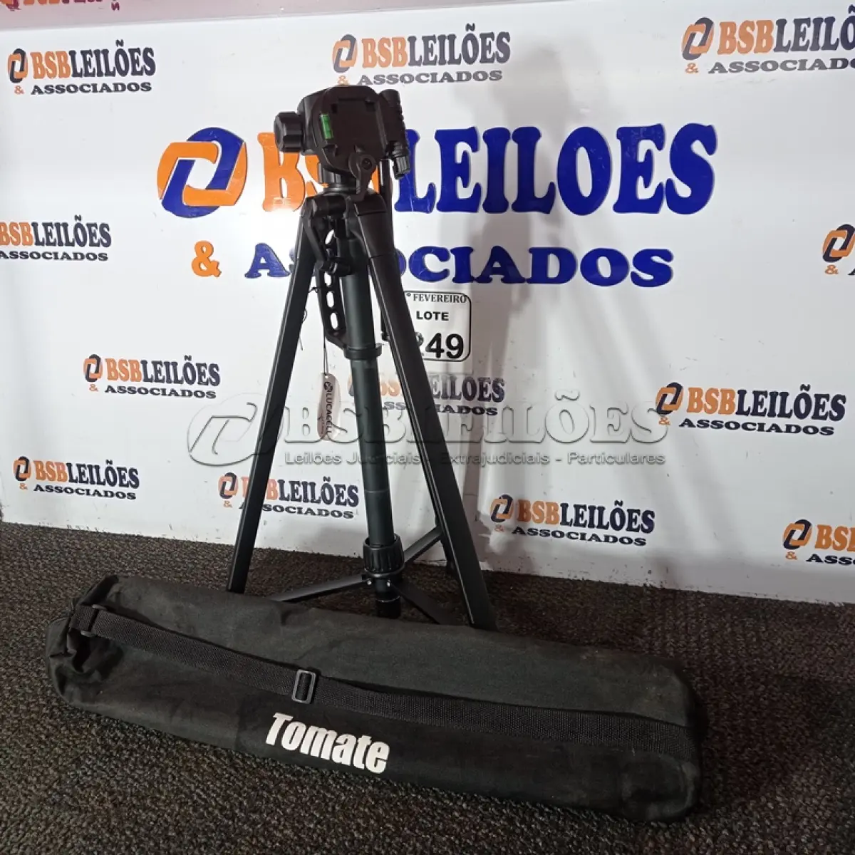 LOTE 249 - 01 TRIPÉ PARA CÂMERA MARCA TOMATE. (NO ESTADO) ATENÇÃO! FAZER A VISITAÇÃO ANTES DE ARREMATAR, NÃO SABEMOS SE FUNCIONA. LEILÃO NÃO TEM GARANTIA E NEM DEVOLUÇÃO, SUJEITO A POSSÍVEIS AVARIAS VISÍVEIS/OCULTAS E/OU AUSÊNCIA DE COMPONENTES.