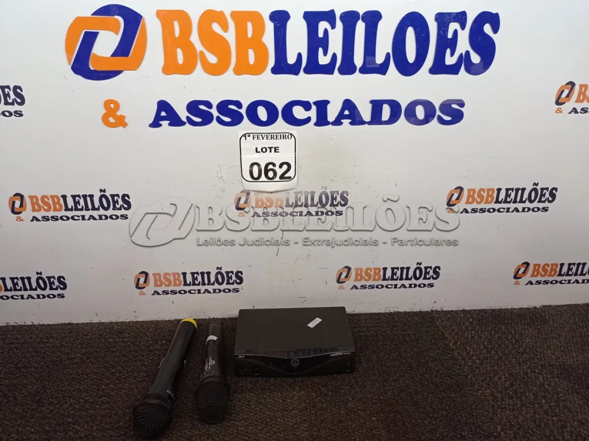 LOTE 062 - 01BASE COM 02 MICROFONES SEM FIO.  (NO ESTADO) ATENÇÃO! FAZER A VISITAÇÃO ANTES DE ARREMATAR, NÃO SABEMOS SE FUNCIONA. LEILÃO NÃO TEM GARANTIA E NEM DEVOLUÇÃO, SUJEITO A POSSÍVEIS AVARIAS VISÍVEIS/OCULTAS E/OU AUSÊNCIA DE COMPONENTES.