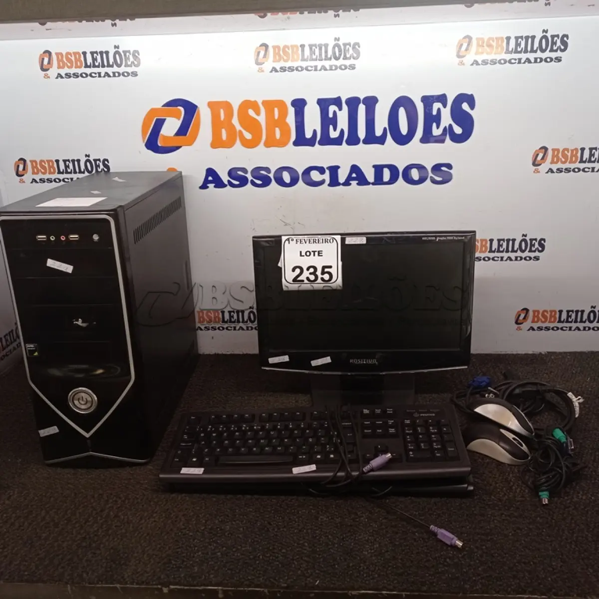LOTE 235 - 01 COMPUTADOR COMPLETO COM 320GB DE HD, 4GB DE RAM E MONITOR DE 16 POLEGADAS. (ACOMPANHA MOUSE, TECLADOS E CABOS) (NO ESTADO) ATENÇÃO! FAZER A VISITAÇÃO ANTES DE ARREMATAR, NÃO SABEMOS SE FUNCIONA. LEILÃO NÃO TEM GARANTIA E NEM DEVOLUÇÃO, SUJEITO A POSSÍVEIS AVARIAS VISÍVEIS/OCULTAS E/OU AUSÊNCIA DE COMPONENTES.