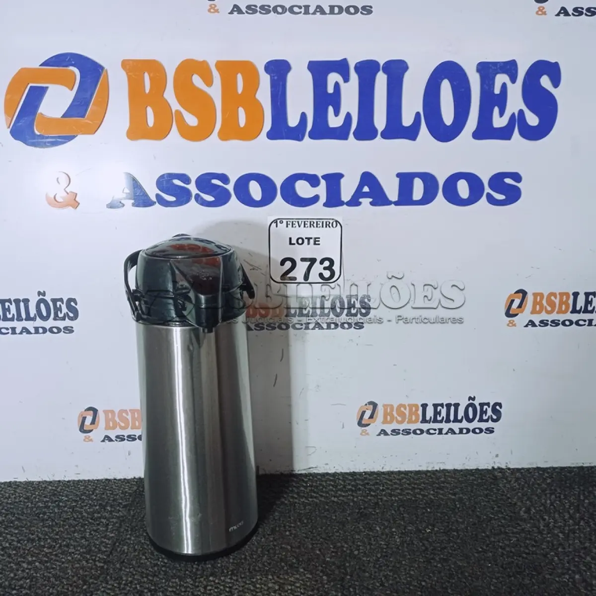 LOTE 273 - 01 GARRAFA TÉRMICA. (NO ESTADO) ATENÇÃO! FAZER A VISITAÇÃO ANTES DE ARREMATAR, NÃO SABEMOS SE FUNCIONA. LEILÃO NÃO TEM GARANTIA E NEM DEVOLUÇÃO, SUJEITO A POSSÍVEIS AVARIAS VISÍVEIS/OCULTAS E/OU AUSÊNCIA DE COMPONENTES.