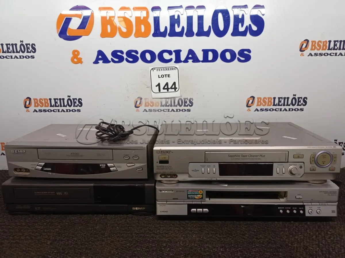 LOTE 144 - 04 APARELHOS DE VÍDEO TAPE MARCAS E MODELOS DIVERSOS. (NO ESTADO) ATENÇÃO! FAZER A VISITAÇÃO ANTES DE ARREMATAR, NÃO SABEMOS SE FUNCIONA. LEILÃO NÃO TEM GARANTIA E NEM DEVOLUÇÃO, SUJEITO A POSSÍVEIS AVARIAS VISÍVEIS/OCULTAS E/OU AUSÊNCIA DE COMPONENTES.