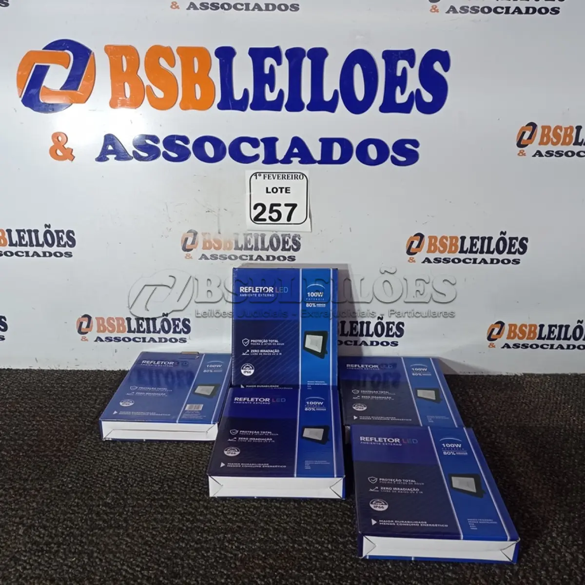 LOTE 257 - 05 REFLETORES DE LED AMBIENTES EXTERNOS 100W. (NOVO) (NO ESTADO) ATENÇÃO! FAZER A VISITAÇÃO ANTES DE ARREMATAR, NÃO SABEMOS SE FUNCIONA. LEILÃO NÃO TEM GARANTIA E NEM DEVOLUÇÃO, SUJEITO A POSSÍVEIS AVARIAS VISÍVEIS/OCULTAS E/OU AUSÊNCIA DE COMPONENTES.