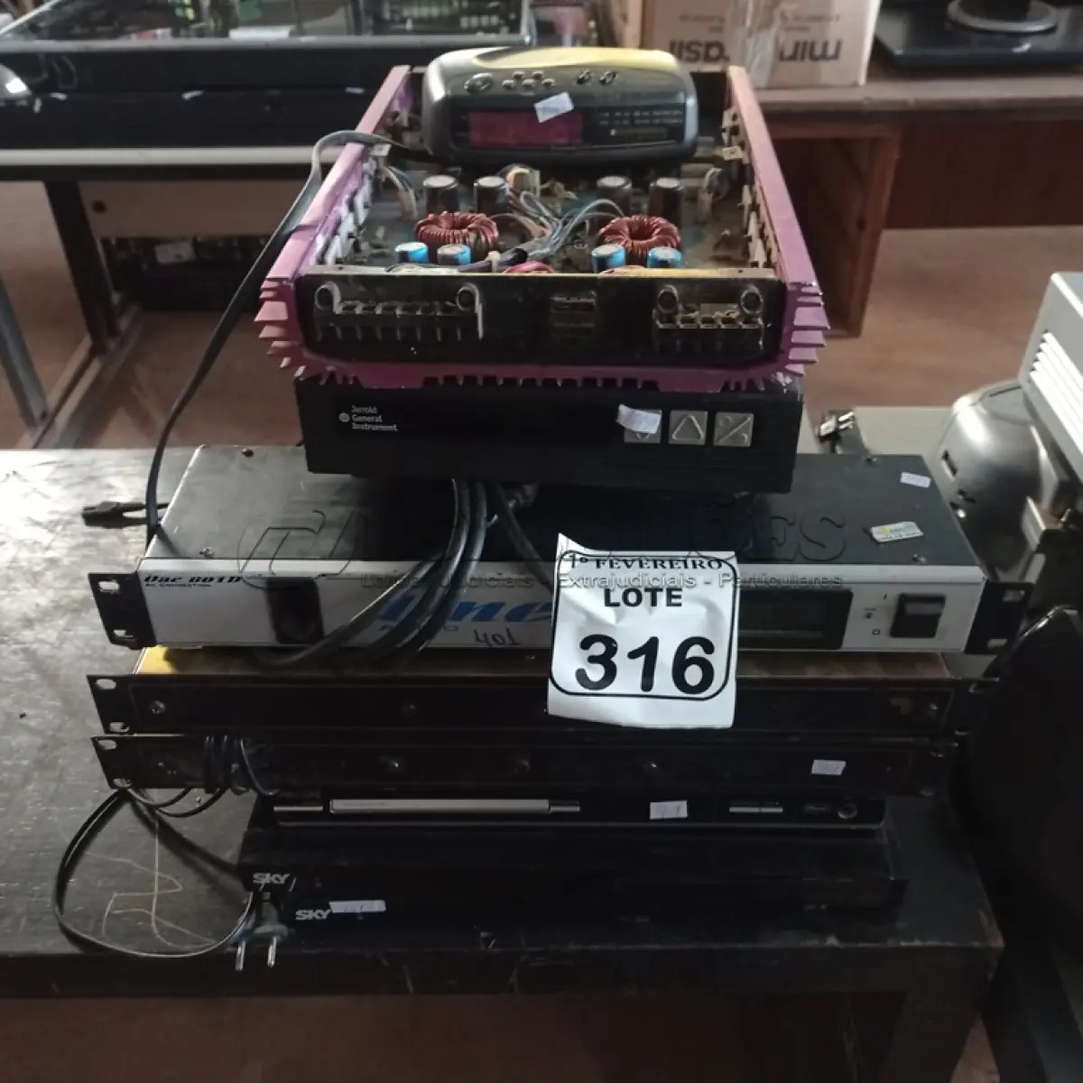 LOTE 316 - 01 LOTE COM APARELHOS ELETRÔNICOS DIVERSOS. (NO ESTADO) ATENÇÃO! FAZER A VISITAÇÃO ANTES DE ARREMATAR, NÃO SABEMOS SE FUNCIONA. LEILÃO NÃO TEM GARANTIA E NEM DEVOLUÇÃO, SUJEITO A POSSÍVEIS AVARIAS VISÍVEIS/OCULTAS E/OU AUSÊNCIA DE COMPONENTES.