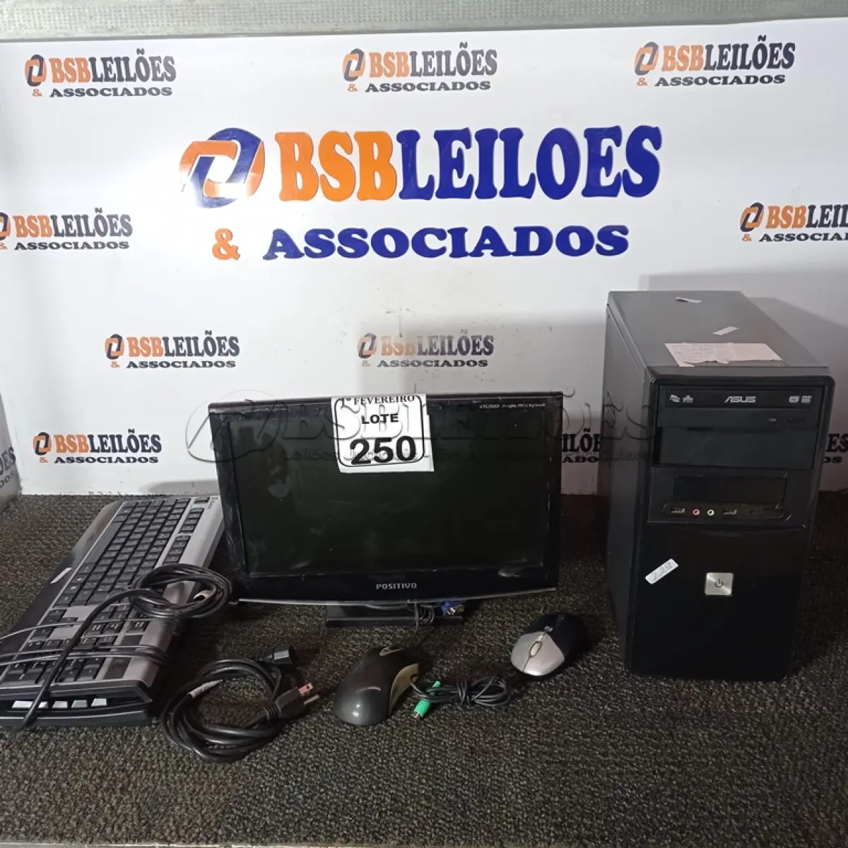 LOTE 250 - 01 COMPUTADOR COMPLETO COM 320GB DE HD, 4GB DE RAM E MONITOR DE 16 POLEGADAS. (ACOMPANHA MOUSE, TECLADOS E CABOS) (NO ESTADO) ATENÇÃO! FAZER A VISITAÇÃO ANTES DE ARREMATAR, NÃO SABEMOS SE FUNCIONA. LEILÃO NÃO TEM GARANTIA E NEM DEVOLUÇÃO, SUJEITO A POSSÍVEIS AVARIAS VISÍVEIS/OCULTAS E/OU AUSÊNCIA DE COMPONENTES.