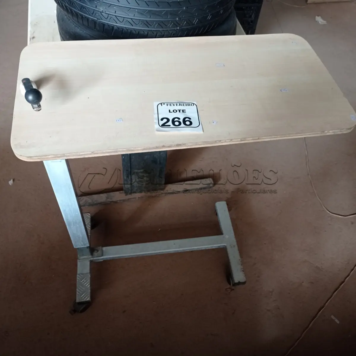 LOTE 266 - 01 MESA DE REFEIÇÃO PARA CAMA HOSPITALAR. (NO ESTADO) ATENÇÃO! FAZER A VISITAÇÃO ANTES DE ARREMATAR, NÃO SABEMOS SE FUNCIONA. LEILÃO NÃO TEM GARANTIA E NEM DEVOLUÇÃO, SUJEITO A POSSÍVEIS AVARIAS VISÍVEIS/OCULTAS E/OU AUSÊNCIA DE COMPONENTES.