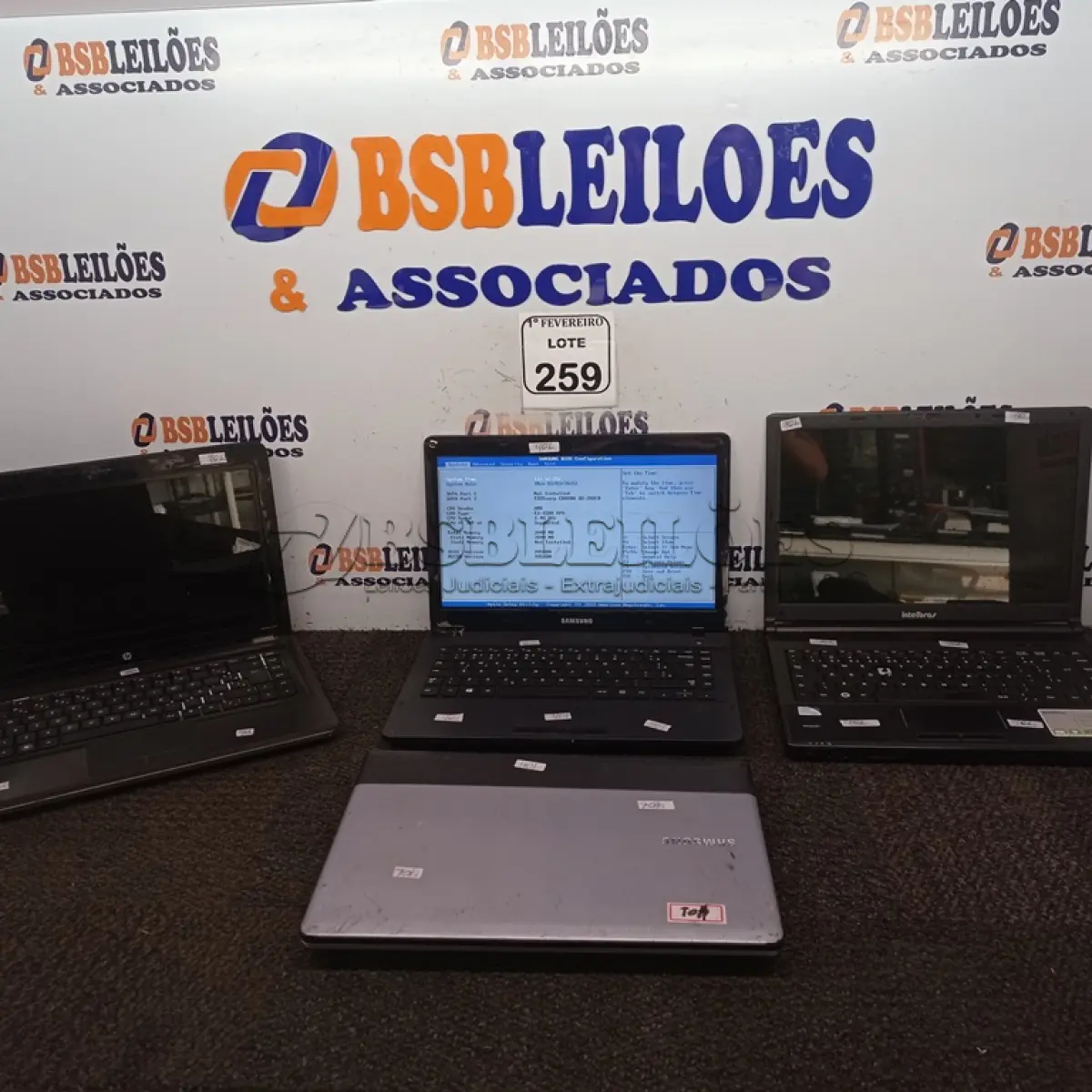 LOTE 259 - 04 NOTEBOOK’S PARA RETIRADA DE PEÇAS. (NO ESTADO) ATENÇÃO! FAZER A VISITAÇÃO ANTES DE ARREMATAR, NÃO SABEMOS SE FUNCIONA. LEILÃO NÃO TEM GARANTIA E NEM DEVOLUÇÃO, SUJEITO A POSSÍVEIS AVARIAS VISÍVEIS/OCULTAS E/OU AUSÊNCIA DE COMPONENTES.