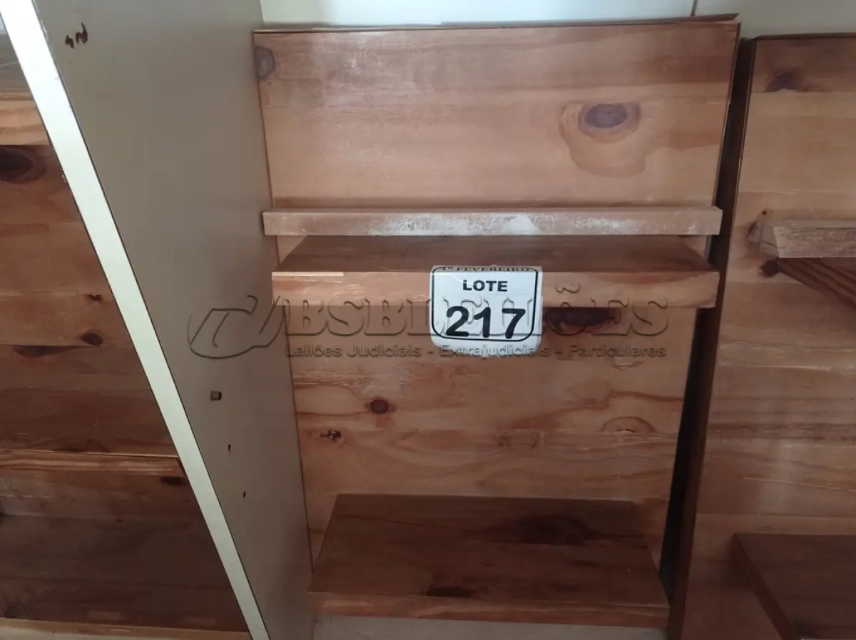 LOTE 217 - 01 ESTANTE EXPOSITORA DE PAREDE COM 02 COMPARTIMENTOS. (NOVO) (NO ESTADO) ATENÇÃO! FAZER A VISITAÇÃO ANTES DE ARREMATAR, NÃO SABEMOS SE FUNCIONA. LEILÃO NÃO TEM GARANTIA E NEM DEVOLUÇÃO, SUJEITO A POSSÍVEIS AVARIAS VISÍVEIS/OCULTAS E/OU AUSÊNCIA DE COMPONENTES.