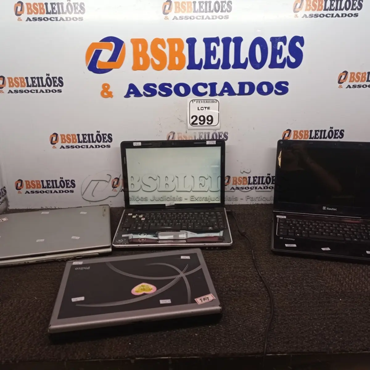LOTE 299 - 04 NOTEBOOK’S PARA RETIRADAS DE PEÇAS. (NO ESTADO) ATENÇÃO! FAZER A VISITAÇÃO ANTES DE ARREMATAR, NÃO SABEMOS SE FUNCIONA. LEILÃO NÃO TEM GARANTIA E NEM DEVOLUÇÃO, SUJEITO A POSSÍVEIS AVARIAS VISÍVEIS/OCULTAS E/OU AUSÊNCIA DE COMPONENTES.