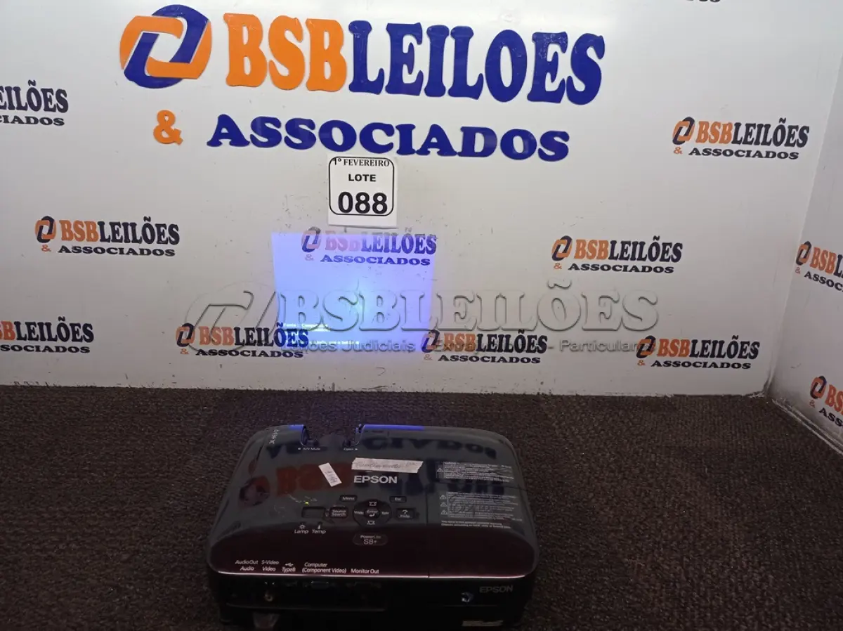 LOTE 088 - 01 PROJETOR MULTIMÍDIA LCD MODELO H369A MARCA EPSON. (NO ESTADO) ATENÇÃO! FAZER A VISITAÇÃO ANTES DE ARREMATAR, NÃO SABEMOS SE FUNCIONA. LEILÃO NÃO TEM GARANTIA E NEM DEVOLUÇÃO, SUJEITO A POSSÍVEIS AVARIAS VISÍVEIS/OCULTAS E/OU AUSÊNCIA DE COMPONENTES.