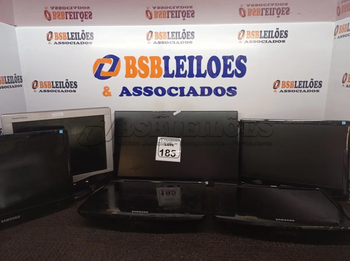 LOTE 185 - 06 MONITORES LCD MARCAS E MODELOS DIVERSOS. (NO ESTADO) ATENÇÃO! FAZER A VISITAÇÃO ANTES DE ARREMATAR, NÃO SABEMOS SE FUNCIONA. LEILÃO NÃO TEM GARANTIA E NEM DEVOLUÇÃO, SUJEITO A POSSÍVEIS AVARIAS VISÍVEIS/OCULTAS E/OU AUSÊNCIA DE COMPONENTES.