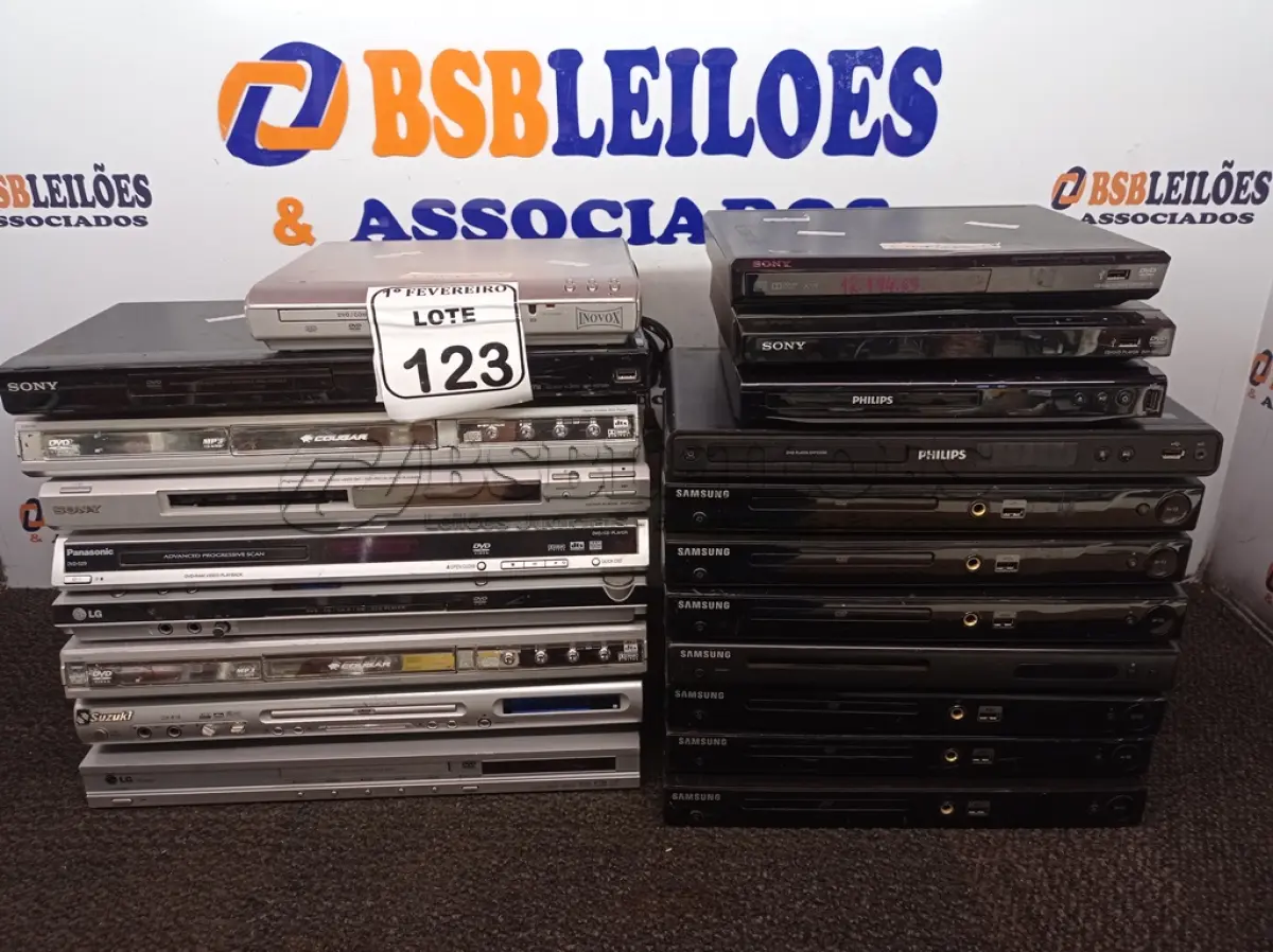 LOTE 123 - 01 LOTE COM APROXIMADAMENTE 20 DVD’S MARCAS E MODELOS DIVERSOS. (NO ESTADO) ATENÇÃO! FAZER A VISITAÇÃO ANTES DE ARREMATAR, NÃO SABEMOS SE FUNCIONA. LEILÃO NÃO TEM GARANTIA E NEM DEVOLUÇÃO, SUJEITO A POSSÍVEIS AVARIAS VISÍVEIS/OCULTAS E/OU AUSÊNCIA DE COMPONENTES.