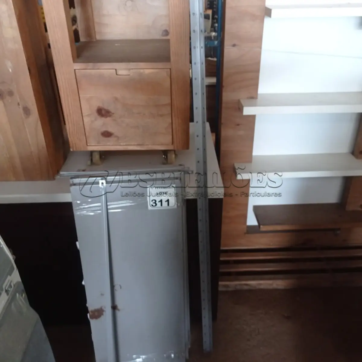 LOTE 311 - 01 ESTANTE DE AÇO COM 04 PRATELEIRAS (DESMONTADA). (NO ESTADO) ATENÇÃO! FAZER A VISITAÇÃO ANTES DE ARREMATAR, NÃO SABEMOS SE FUNCIONA. LEILÃO NÃO TEM GARANTIA E NEM DEVOLUÇÃO, SUJEITO A POSSÍVEIS AVARIAS VISÍVEIS/OCULTAS E/OU AUSÊNCIA DE COMPONENTES.
