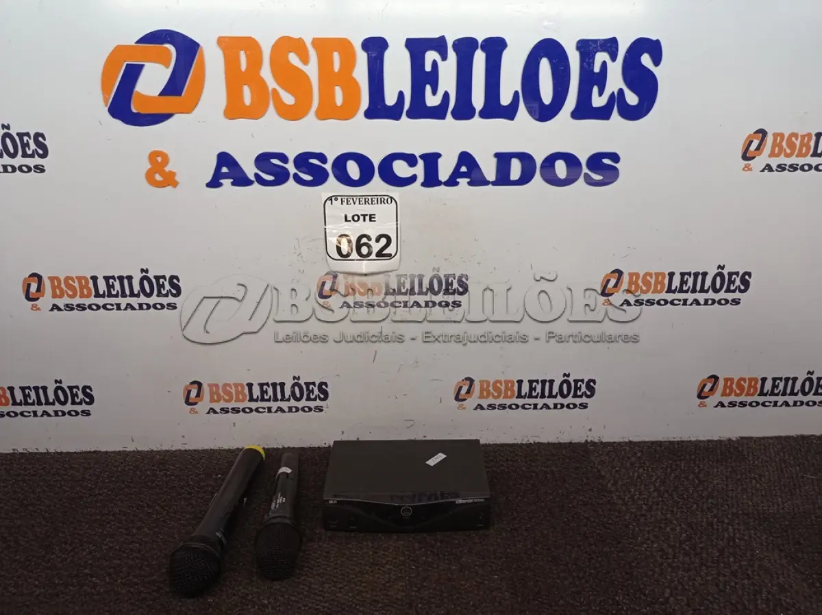 LOTE 062 - 01BASE COM 02 MICROFONES SEM FIO.  (NO ESTADO) ATENÇÃO! FAZER A VISITAÇÃO ANTES DE ARREMATAR, NÃO SABEMOS SE FUNCIONA. LEILÃO NÃO TEM GARANTIA E NEM DEVOLUÇÃO, SUJEITO A POSSÍVEIS AVARIAS VISÍVEIS/OCULTAS E/OU AUSÊNCIA DE COMPONENTES.