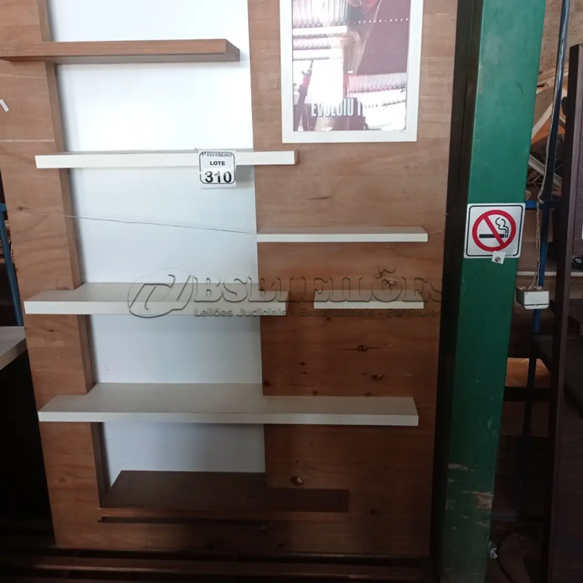 LOTE 310 - 01 ESTANTE EXPOSITORA EM MADEIRA. (NO ESTADO) ATENÇÃO! FAZER A VISITAÇÃO ANTES DE ARREMATAR, NÃO SABEMOS SE FUNCIONA. LEILÃO NÃO TEM GARANTIA E NEM DEVOLUÇÃO, SUJEITO A POSSÍVEIS AVARIAS VISÍVEIS/OCULTAS E/OU AUSÊNCIA DE COMPONENTES.