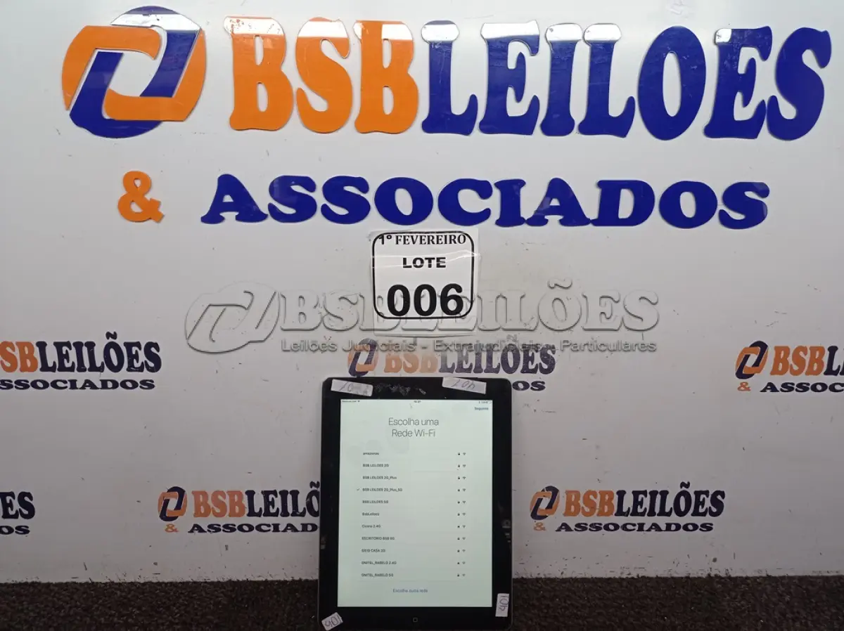 LOTE 006 - 01 IPAD 16GB SEM CARREGADOR. (NO ESTADO) ATENÇÃO! FAZER A VISITAÇÃO ANTES DE ARREMATAR, NÃO SABEMOS SE FUNCIONA. LEILÃO NÃO TEM GARANTIA E NEM DEVOLUÇÃO, SUJEITO A POSSÍVEIS AVARIAS VISÍVEIS/OCULTAS E/OU AUSÊNCIA DE COMPONENTES.