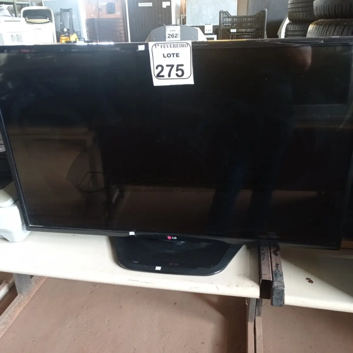 LOTE 275 - 01 TV LG 42” SEM CONTROLE. (NO ESTADO) ATENÇÃO! FAZER A VISITAÇÃO ANTES DE ARREMATAR, NÃO SABEMOS SE FUNCIONA. LEILÃO NÃO TEM GARANTIA E NEM DEVOLUÇÃO, SUJEITO A POSSÍVEIS AVARIAS VISÍVEIS/OCULTAS E/OU AUSÊNCIA DE COMPONENTES.