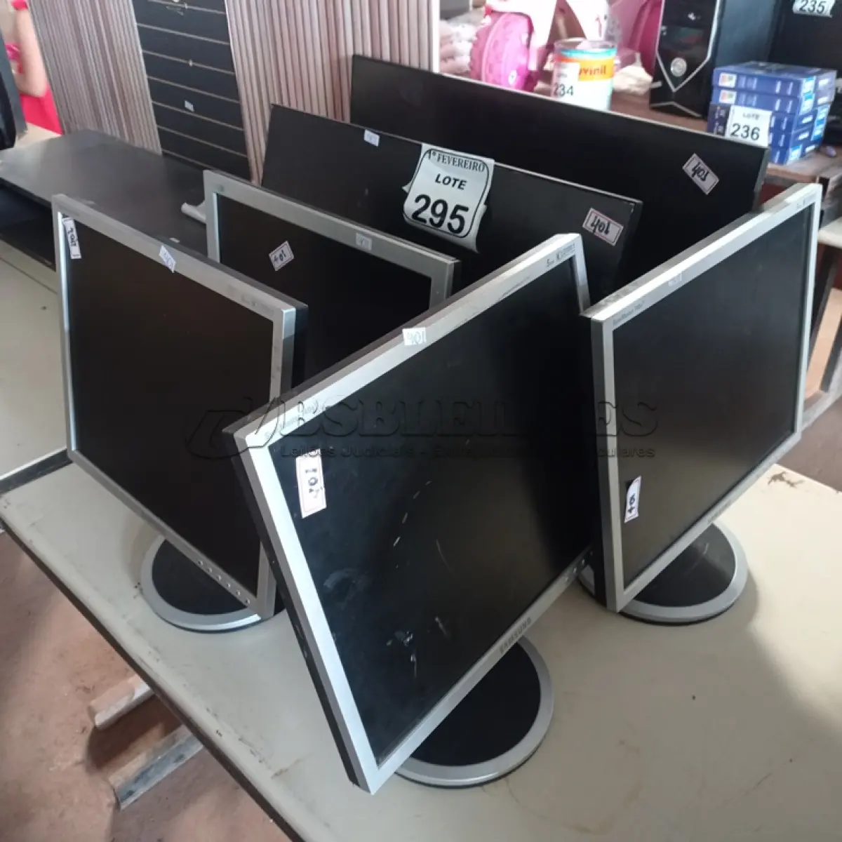 LOTE 295 - 06 MONITORES DIVERSOS PARA RETIRADA DE PEÇAS. (NO ESTADO) ATENÇÃO! FAZER A VISITAÇÃO ANTES DE ARREMATAR, NÃO SABEMOS SE FUNCIONA. LEILÃO NÃO TEM GARANTIA E NEM DEVOLUÇÃO, SUJEITO A POSSÍVEIS AVARIAS VISÍVEIS/OCULTAS E/OU AUSÊNCIA DE COMPONENTES.
